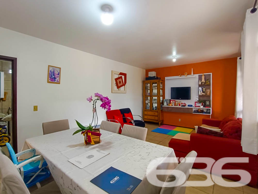  ???? Excelente Residência Térrea no Bairro Itaum - Joinville/SC ????

Se você busca conforto, espaço e uma localização privilegiada, esta é a oportunidade perfeita! Localizada em um dos bairros mais tradicionais de Joinville, esta casa oferece tudo o que sua família precisa para viver com qualidade e bem-estar.

???? Detalhes do Imóvel:
Área construída: 150,00 m²
Área averbada: 151,43 m²
Terreno plano e regular com 360,00 m² (12x30 metros).
Ano de construção: 2000
Casa toda com lage no teto e estrutura para mais um pavimento.

????️ Composição do Imóvel:
3 dormitórios, sendo 1 suíte espaçosa e aconchegante;
3 banheiros, garantindo praticidade no dia a dia;
Sala de estar e sala de jantar integradas, com excelente iluminação natural;
Cozinha planejada com móveis sob medida, ideal para quem aprecia momentos gastronômicos;
Área de festas com churrasqueira, perfeita para reunir amigos e família;
Garagem coberta para 2 carros, com acesso seguro e protegido;
Jardim com paisagismo, trazendo charme e tranquilidade ao ambiente;
Grades e muros ao redor, garantindo mais segurança e privacidade.

???? Diferenciais:
Excelente localização, próximo a vias de acesso, transporte público, escolas, hospitais, serviços essenciais e shopping centers.
Ambientes espaçosos e bem ventilados, proporcionando conforto térmico e um lar acolhedor.

???? Área externa encantadora:
O espaço externo da casa é um verdadeiro refúgio! Com um amplo quintal e uma área de festas coberta, você poderá desfrutar de momentos inesquecíveis com sua família. O paisagismo valoriza o imóvel e proporciona um ambiente agradável para relaxar.

???? Localização privilegiada no Itaum:
Bairro tradicional de Joinville, conhecido por sua infraestrutura completa e proximidade com o centro da cidade.
Rua pavimentada, garantindo praticidade no deslocamento.
Seja para morar ou investir, este imóvel é uma escolha certeira! Não perca a oportunidade de garantir um lar com tantos benefícios e em uma localização estratégica.

???? Agende já sua visita com a 636 Negócios Imobiliários!
Com mais de 30 anos de experiência no mercado, somos referência em mediação imobiliária e prontos para ajudar você a realizar o sonho da casa própria.

636 NEGÓCIOS IMOBILIÁRIOS: A SUA MELHOR ESCOLHA
Com mais de 30 anos de experiência, a 636 Negócios Imobiliários é sua parceira ideal para encontrar o imóvel perfeito. Estamos prontos para ajudá-lo a fazer deste imóvel o seu novo lar.
 
Telefone: (47) 3451-0636
WhatsApp: (47) 99190-0636
 
Não perca esta oportunidade única. Visite nosso site para mais informações: i636.com.br