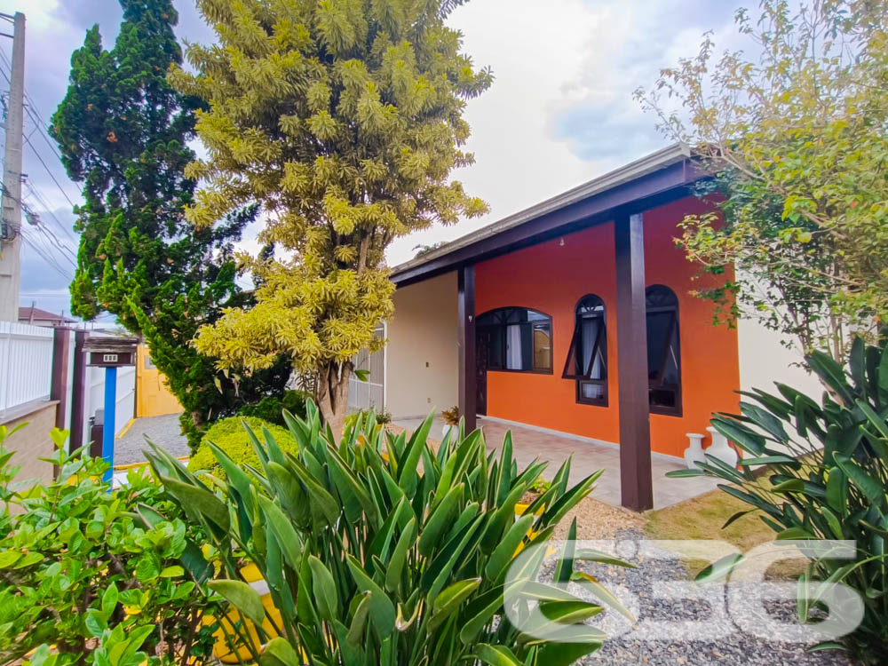  ???? Excelente Residência Térrea no Bairro Itaum - Joinville/SC ????

Se você busca conforto, espaço e uma localização privilegiada, esta é a oportunidade perfeita! Localizada em um dos bairros mais tradicionais de Joinville, esta casa oferece tudo o que sua família precisa para viver com qualidade e bem-estar.

???? Detalhes do Imóvel:
Área construída: 150,00 m²
Área averbada: 151,43 m²
Terreno plano e regular com 360,00 m² (12x30 metros).
Ano de construção: 2000
Casa toda com lage no teto e estrutura para mais um pavimento.

????️ Composição do Imóvel:
3 dormitórios, sendo 1 suíte espaçosa e aconchegante;
3 banheiros, garantindo praticidade no dia a dia;
Sala de estar e sala de jantar integradas, com excelente iluminação natural;
Cozinha planejada com móveis sob medida, ideal para quem aprecia momentos gastronômicos;
Área de festas com churrasqueira, perfeita para reunir amigos e família;
Garagem coberta para 2 carros, com acesso seguro e protegido;
Jardim com paisagismo, trazendo charme e tranquilidade ao ambiente;
Grades e muros ao redor, garantindo mais segurança e privacidade.

???? Diferenciais:
Excelente localização, próximo a vias de acesso, transporte público, escolas, hospitais, serviços essenciais e shopping centers.
Ambientes espaçosos e bem ventilados, proporcionando conforto térmico e um lar acolhedor.

???? Área externa encantadora:
O espaço externo da casa é um verdadeiro refúgio! Com um amplo quintal e uma área de festas coberta, você poderá desfrutar de momentos inesquecíveis com sua família. O paisagismo valoriza o imóvel e proporciona um ambiente agradável para relaxar.

???? Localização privilegiada no Itaum:
Bairro tradicional de Joinville, conhecido por sua infraestrutura completa e proximidade com o centro da cidade.
Rua pavimentada, garantindo praticidade no deslocamento.
Seja para morar ou investir, este imóvel é uma escolha certeira! Não perca a oportunidade de garantir um lar com tantos benefícios e em uma localização estratégica.

???? Agende já sua visita com a 636 Negócios Imobiliários!
Com mais de 30 anos de experiência no mercado, somos referência em mediação imobiliária e prontos para ajudar você a realizar o sonho da casa própria.

636 NEGÓCIOS IMOBILIÁRIOS: A SUA MELHOR ESCOLHA
Com mais de 30 anos de experiência, a 636 Negócios Imobiliários é sua parceira ideal para encontrar o imóvel perfeito. Estamos prontos para ajudá-lo a fazer deste imóvel o seu novo lar.
 
Telefone: (47) 3451-0636
WhatsApp: (47) 99190-0636
 
Não perca esta oportunidade única. Visite nosso site para mais informações: i636.com.br