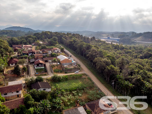 TERRENO DE ESQUINA À VENDA NO BAIRRO PROFIPO
Ei, investidor! Você procura por um primoroso lugar para construir a casa dos seus sonhos, posicionar seu empreendimento comercial/empresarial ou investir no ramo da construção civil? Esta é a alternativa PERFEITA para você!
Este é um ótimo lote de esquina, o qual dispõe de imponentes 450m² de extensão. Por sua localidade, o mesmo desfruta da proximidade de mercados, transporte público, empresas e estabelecimentos comerciais em geral, tal como tem facílimo acesso à rodovia BR-101.
Ficou interessado? O que você está esperando!? Entre já em contato com a 636 e agende sua visita para conhecer pessoalmente este imóvel!
Consulte um de nossos corretores e saiba mais:
Telefone| 47 3451-0636
WhatsApp| 47 99190-0636
Imobiliária 636.