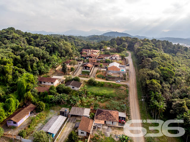 TERRENO DE ESQUINA À VENDA NO PROFIPO!
Invista em potencial e localização com este terreno de 510m² no bairro Profipo, perfeito para seu próximo projeto!
Espaço e Versatilidade:
Com 17 metros de frente e 30 metros de profundidade, este terreno de esquina oferece um declive suave, ideal para a construção de uma residência ampla ou um empreendimento multifamiliar.
Um Canvas Urbano Esperando sua Pincelada:
Imagine o lar dos seus sonhos ou um investimento lucrativo neste terreno limpo e pronto para edificação. A esquina ampla garante visibilidade e acesso facilitado, um diferencial para qualquer projeto.
Viva a Tranquilidade do Profipo:
Este bairro em crescimento tem acesso fácil a serviços essenciais, oferecendo uma vida com qualidade e conveniência.
636 Negócios Imobiliários – Parceiros de Visão:
Com mais de 30 anos de experiência, a 636 Negócios Imobiliários é especialista em transformar terrenos em lares e oportunidades de negócio. Entre em contato pelo telefone (47) 3451-0636 ou WhatsApp (47) 99190-0636 e comece a planejar hoje mesmo.