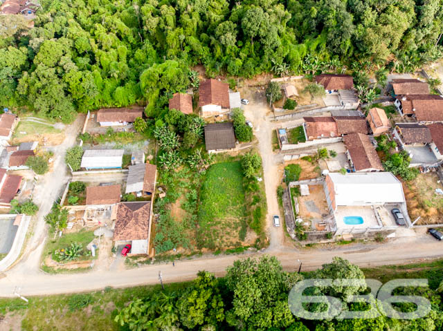 TERRENO DE ESQUINA À VENDA NO PROFIPO!
Invista em potencial e localização com este terreno de 510m² no bairro Profipo, perfeito para seu próximo projeto!
Espaço e Versatilidade:
Com 17 metros de frente e 30 metros de profundidade, este terreno de esquina oferece um declive suave, ideal para a construção de uma residência ampla ou um empreendimento multifamiliar.
Um Canvas Urbano Esperando sua Pincelada:
Imagine o lar dos seus sonhos ou um investimento lucrativo neste terreno limpo e pronto para edificação. A esquina ampla garante visibilidade e acesso facilitado, um diferencial para qualquer projeto.
Viva a Tranquilidade do Profipo:
Este bairro em crescimento tem acesso fácil a serviços essenciais, oferecendo uma vida com qualidade e conveniência.
636 Negócios Imobiliários – Parceiros de Visão:
Com mais de 30 anos de experiência, a 636 Negócios Imobiliários é especialista em transformar terrenos em lares e oportunidades de negócio. Entre em contato pelo telefone (47) 3451-0636 ou WhatsApp (47) 99190-0636 e comece a planejar hoje mesmo.