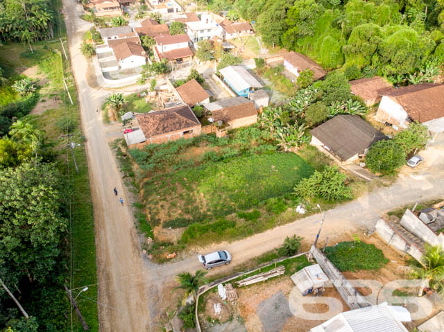TERRENO DE ESQUINA À VENDA NO PROFIPO!
Invista em potencial e localização com este terreno de 510m² no bairro Profipo, perfeito para seu próximo projeto!
Espaço e Versatilidade:
Com 17 metros de frente e 30 metros de profundidade, este terreno de esquina oferece um declive suave, ideal para a construção de uma residência ampla ou um empreendimento multifamiliar.
Um Canvas Urbano Esperando sua Pincelada:
Imagine o lar dos seus sonhos ou um investimento lucrativo neste terreno limpo e pronto para edificação. A esquina ampla garante visibilidade e acesso facilitado, um diferencial para qualquer projeto.
Viva a Tranquilidade do Profipo:
Este bairro em crescimento tem acesso fácil a serviços essenciais, oferecendo uma vida com qualidade e conveniência.
636 Negócios Imobiliários – Parceiros de Visão:
Com mais de 30 anos de experiência, a 636 Negócios Imobiliários é especialista em transformar terrenos em lares e oportunidades de negócio. Entre em contato pelo telefone (47) 3451-0636 ou WhatsApp (47) 99190-0636 e comece a planejar hoje mesmo.