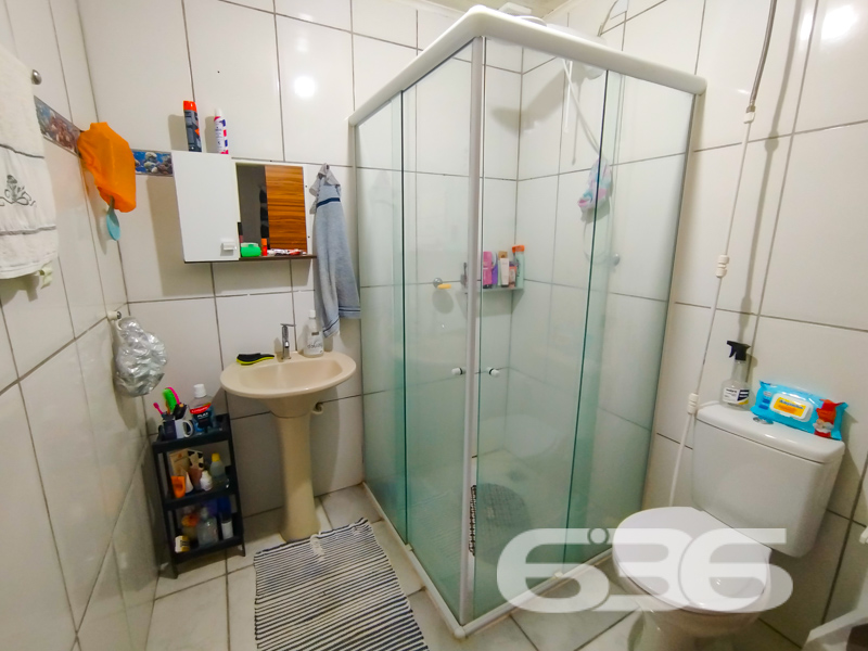 VENDE-SE IMÓVEL COM POMAR NO BAIRRO COSTEIRA, BALNEÁRIO BARRA DO SUL

Descubra o charme rústico desta casa de madeira, situada no tranquilo bairro Costeira em Balneário Barra do Sul. Com um terreno de 240m² e 70m² de área construída, esta propriedade oferece 3 dormitórios, banheiro, uma acolhedora sala de estar, cozinha, edícula e despensa.

O jardim, cuidadosamente mantido, e um pomar na frente do terreno adicionam um toque especial de natureza e tranquilidade ao lar.

Localizada em uma rua pavimentada e segura, esta casa está estrategicamente posicionada perto do posto de saúde, escolas e serviços públicos essenciais, garantindo comodidade para sua família.

O terreno todo murado oferece privacidade, enquanto a conexão com a internet assegura que você permaneça conectado.

Com mais de 30 anos de experiência, a 636 Negócios Imobiliários é especialista em transformar sonhos em realidade. Se você busca um refúgio tranquilo, com a simplicidade e a beleza da vida junto à natureza, esta é sua chance de investir em um imóvel com potencial ilimitado.

Telefone: (47) 3448-3636
WhatsApp: (47) 99190-0636

Não perca esta oportunidade única de viver em harmonia com a natureza em Balneário Barra do Sul. Para mais informações, acesse: i636.com.br