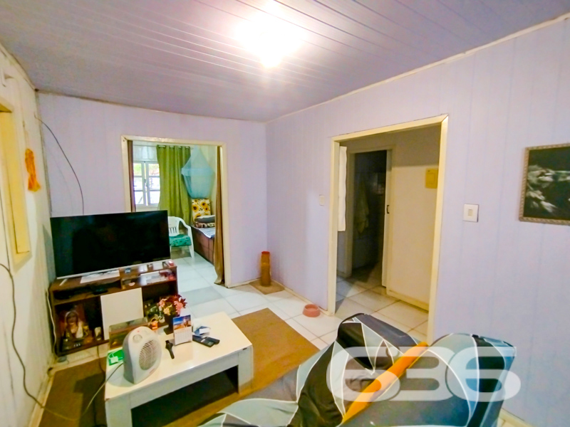 VENDE-SE IMÓVEL COM POMAR NO BAIRRO COSTEIRA, BALNEÁRIO BARRA DO SUL

Descubra o charme rústico desta casa de madeira, situada no tranquilo bairro Costeira em Balneário Barra do Sul. Com um terreno de 240m² e 70m² de área construída, esta propriedade oferece 3 dormitórios, banheiro, uma acolhedora sala de estar, cozinha, edícula e despensa.

O jardim, cuidadosamente mantido, e um pomar na frente do terreno adicionam um toque especial de natureza e tranquilidade ao lar.

Localizada em uma rua pavimentada e segura, esta casa está estrategicamente posicionada perto do posto de saúde, escolas e serviços públicos essenciais, garantindo comodidade para sua família.

O terreno todo murado oferece privacidade, enquanto a conexão com a internet assegura que você permaneça conectado.

Com mais de 30 anos de experiência, a 636 Negócios Imobiliários é especialista em transformar sonhos em realidade. Se você busca um refúgio tranquilo, com a simplicidade e a beleza da vida junto à natureza, esta é sua chance de investir em um imóvel com potencial ilimitado.

Telefone: (47) 3448-3636
WhatsApp: (47) 99190-0636

Não perca esta oportunidade única de viver em harmonia com a natureza em Balneário Barra do Sul. Para mais informações, acesse: i636.com.br