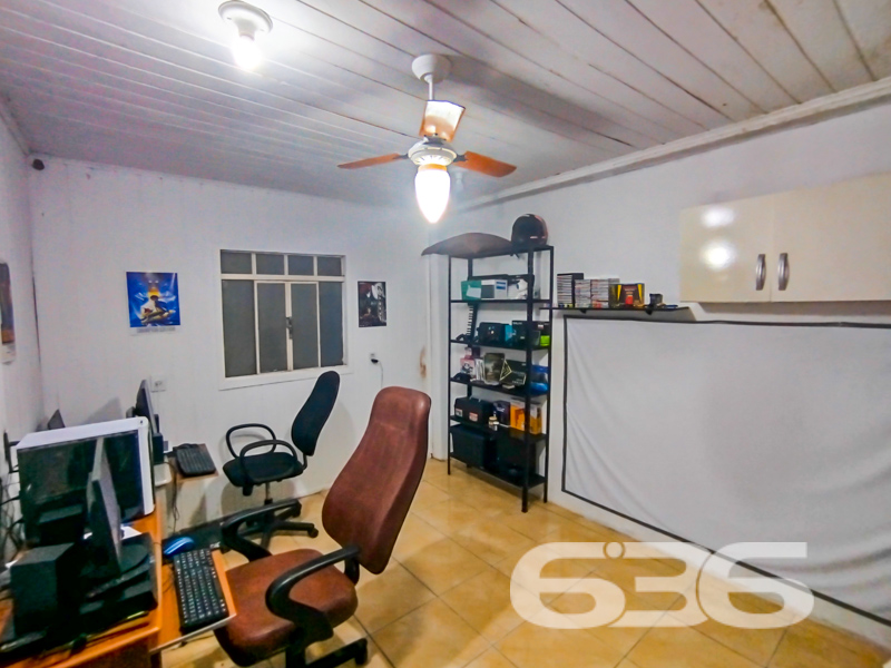 VENDE-SE IMÓVEL COM POMAR NO BAIRRO COSTEIRA, BALNEÁRIO BARRA DO SUL

Descubra o charme rústico desta casa de madeira, situada no tranquilo bairro Costeira em Balneário Barra do Sul. Com um terreno de 240m² e 70m² de área construída, esta propriedade oferece 3 dormitórios, banheiro, uma acolhedora sala de estar, cozinha, edícula e despensa.

O jardim, cuidadosamente mantido, e um pomar na frente do terreno adicionam um toque especial de natureza e tranquilidade ao lar.

Localizada em uma rua pavimentada e segura, esta casa está estrategicamente posicionada perto do posto de saúde, escolas e serviços públicos essenciais, garantindo comodidade para sua família.

O terreno todo murado oferece privacidade, enquanto a conexão com a internet assegura que você permaneça conectado.

Com mais de 30 anos de experiência, a 636 Negócios Imobiliários é especialista em transformar sonhos em realidade. Se você busca um refúgio tranquilo, com a simplicidade e a beleza da vida junto à natureza, esta é sua chance de investir em um imóvel com potencial ilimitado.

Telefone: (47) 3448-3636
WhatsApp: (47) 99190-0636

Não perca esta oportunidade única de viver em harmonia com a natureza em Balneário Barra do Sul. Para mais informações, acesse: i636.com.br