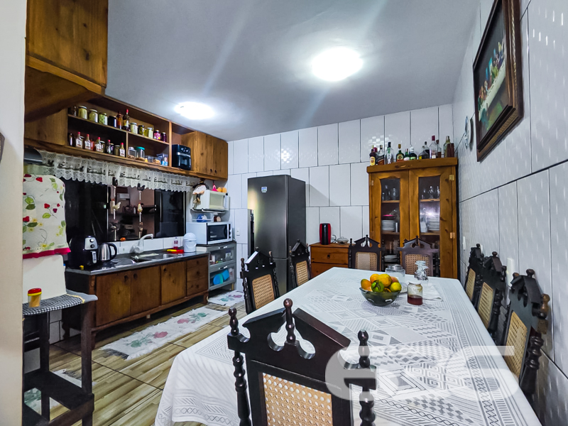 Conforto, autenticidade e qualidade de vida: esse é o seu novo lar em Balneário Barra do Sul!
Você está a poucos minutos da tranquilidade da lagoa — a apenas 1.200 metros de distância — em um sobrado semimobiliado que combina estrutura sólida, ambiente acolhedor e excelente aproveitamento de espaço. Localizado no bairro Costeira, este imóvel é ideal para quem busca viver com praticidade, aconchego e proximidade com a natureza.
Com 120m² de área em terreno de 172,60m², o sobrado se destaca por sua distribuição funcional: são 2 dormitórios bem iluminados, 2 banheiros, sacada com rede para descanso e uma área social espaçosa, perfeita para reunir família e amigos. A sala de estar, integrada à cozinha, transmite o calor de um verdadeiro lar — com armários em madeira maciça, detalhes decorativos charmosos e espaço de sobra para refeições e convivência.
Na área externa, o diferencial está na estrutura de lazer: duas churrasqueiras, fogão a lenha e um espaço gourmet completo sob pergolado coberto, ideal para momentos de confraternização. Há também garagem coberta, jardim com paisagismo, e muita área verde ao redor. A lavanderia é equipada e funcional, e a conexão com internet via fibra já está disponível.
O imóvel possui móveis sob medida na cozinha, guarda-roupas embutidos, ar-condicionado instalado e portão eletrônico. Tudo isso em uma região em constante valorização, próxima a escolas, hospitais, comércio local, transporte público e vias de acesso.
Se você procura um imóvel com alma, estrutura e excelente custo-benefício, essa é a sua oportunidade.
Agende sua visita com a 636 Negócios Imobiliários — há mais de 30 anos construindo histórias com segurança, experiência e confiança.
636 NEGÓCIOS IMOBILIÁRIOS: A SUA MELHOR ESCOLHA
Com mais de 30 anos de experiência, a 636 Negócios Imobiliários é sua parceira ideal para encontrar o imóvel perfeito. Estamos prontos para ajudá-lo a fazer deste imóvel o seu novo lar.
Telefone: (47) 3451-0636
WhatsApp: (47) 99190-0636
Não perca esta oportunidade única. Visite nosso site para mais informações: i636.com.br