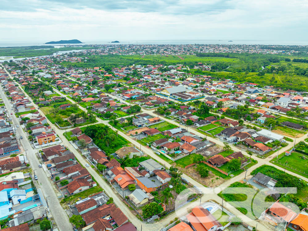 Descubra a beleza de viver bem com conforto e privacidade em Balneário Barra do Sul, SC. Apresentamos uma residência térrea encantadora, perfeita para quem busca um lar aconchegante.
A casa dispõe de uma garagem coberta e uma descoberta, facilitando o acesso e a comodidade para duas vagas de veículos. As instalações internas são divididas em dois confortáveis dormitórios, uma sala de estar integrada com sala de jantar e uma copa-cozinha conjugada, criando um ambiente aberto e convidativo para reuniões familiares e sociais.
O destaque especial vai para a área externa que inclui uma belíssima piscina, jardim, e uma área de festa com churrasqueira, perfeita para desfrutar dos dias ensolarados com vista para o cenário tranquilo da região. A casa também é completamente murada, oferecendo segurança e privacidade.
Venha conhecer e se apaixonar por este paraíso que pode ser seu próximo lar ou seu próximo investimento! Agende sua visita e experimente o prazer de viver bem em uma das localidades mais desejadas de Santa Catarina.
636 NEGÓCIOS IMOBILIÁRIOS: A SUA MELHOR ESCOLHA
Com mais de 30 anos de experiência, a 636 Negócios Imobiliários é sua parceira ideal para encontrar o imóvel perfeito. Estamos prontos para ajudá-lo a fazer deste imóvel o seu novo lar.
Telefone: (47) 3451-0636
WhatsApp: (47) 99190-0636
Não perca esta oportunidade única. Visite nosso site para mais informações: i636.com.br