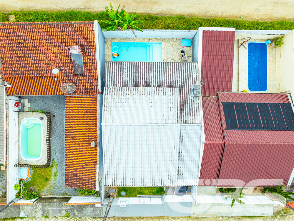 Descubra a beleza de viver bem com conforto e privacidade em Balneário Barra do Sul, SC. Apresentamos uma residência térrea encantadora, perfeita para quem busca um lar aconchegante.
A casa dispõe de uma garagem coberta e uma descoberta, facilitando o acesso e a comodidade para duas vagas de veículos. As instalações internas são divididas em dois confortáveis dormitórios, uma sala de estar integrada com sala de jantar e uma copa-cozinha conjugada, criando um ambiente aberto e convidativo para reuniões familiares e sociais.
O destaque especial vai para a área externa que inclui uma belíssima piscina, jardim, e uma área de festa com churrasqueira, perfeita para desfrutar dos dias ensolarados com vista para o cenário tranquilo da região. A casa também é completamente murada, oferecendo segurança e privacidade.
Venha conhecer e se apaixonar por este paraíso que pode ser seu próximo lar ou seu próximo investimento! Agende sua visita e experimente o prazer de viver bem em uma das localidades mais desejadas de Santa Catarina.
636 NEGÓCIOS IMOBILIÁRIOS: A SUA MELHOR ESCOLHA
Com mais de 30 anos de experiência, a 636 Negócios Imobiliários é sua parceira ideal para encontrar o imóvel perfeito. Estamos prontos para ajudá-lo a fazer deste imóvel o seu novo lar.
Telefone: (47) 3451-0636
WhatsApp: (47) 99190-0636
Não perca esta oportunidade única. Visite nosso site para mais informações: i636.com.br