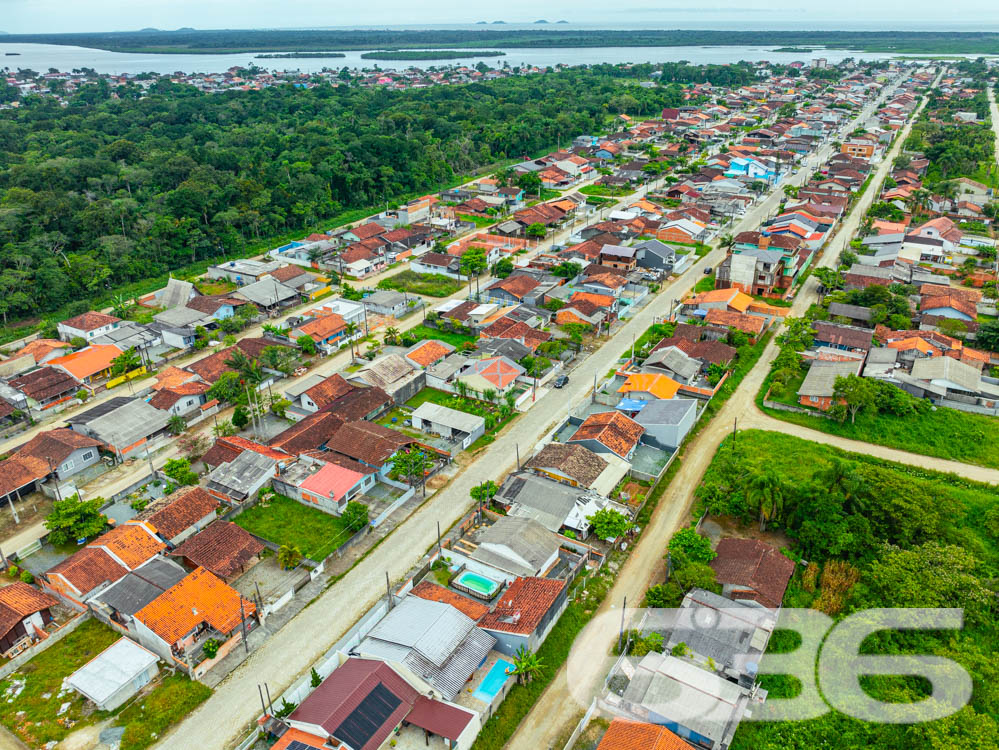 Descubra a beleza de viver bem com conforto e privacidade em Balneário Barra do Sul, SC. Apresentamos uma residência térrea encantadora, perfeita para quem busca um lar aconchegante.
A casa dispõe de uma garagem coberta e uma descoberta, facilitando o acesso e a comodidade para duas vagas de veículos. As instalações internas são divididas em dois confortáveis dormitórios, uma sala de estar integrada com sala de jantar e uma copa-cozinha conjugada, criando um ambiente aberto e convidativo para reuniões familiares e sociais.
O destaque especial vai para a área externa que inclui uma belíssima piscina, jardim, e uma área de festa com churrasqueira, perfeita para desfrutar dos dias ensolarados com vista para o cenário tranquilo da região. A casa também é completamente murada, oferecendo segurança e privacidade.
Venha conhecer e se apaixonar por este paraíso que pode ser seu próximo lar ou seu próximo investimento! Agende sua visita e experimente o prazer de viver bem em uma das localidades mais desejadas de Santa Catarina.
636 NEGÓCIOS IMOBILIÁRIOS: A SUA MELHOR ESCOLHA
Com mais de 30 anos de experiência, a 636 Negócios Imobiliários é sua parceira ideal para encontrar o imóvel perfeito. Estamos prontos para ajudá-lo a fazer deste imóvel o seu novo lar.
Telefone: (47) 3451-0636
WhatsApp: (47) 99190-0636
Não perca esta oportunidade única. Visite nosso site para mais informações: i636.com.br