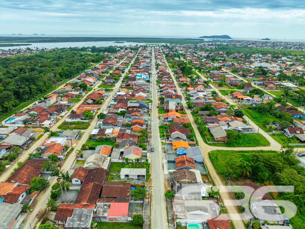 Descubra a beleza de viver bem com conforto e privacidade em Balneário Barra do Sul, SC. Apresentamos uma residência térrea encantadora, perfeita para quem busca um lar aconchegante.
A casa dispõe de uma garagem coberta e uma descoberta, facilitando o acesso e a comodidade para duas vagas de veículos. As instalações internas são divididas em dois confortáveis dormitórios, uma sala de estar integrada com sala de jantar e uma copa-cozinha conjugada, criando um ambiente aberto e convidativo para reuniões familiares e sociais.
O destaque especial vai para a área externa que inclui uma belíssima piscina, jardim, e uma área de festa com churrasqueira, perfeita para desfrutar dos dias ensolarados com vista para o cenário tranquilo da região. A casa também é completamente murada, oferecendo segurança e privacidade.
Venha conhecer e se apaixonar por este paraíso que pode ser seu próximo lar ou seu próximo investimento! Agende sua visita e experimente o prazer de viver bem em uma das localidades mais desejadas de Santa Catarina.
636 NEGÓCIOS IMOBILIÁRIOS: A SUA MELHOR ESCOLHA
Com mais de 30 anos de experiência, a 636 Negócios Imobiliários é sua parceira ideal para encontrar o imóvel perfeito. Estamos prontos para ajudá-lo a fazer deste imóvel o seu novo lar.
Telefone: (47) 3451-0636
WhatsApp: (47) 99190-0636
Não perca esta oportunidade única. Visite nosso site para mais informações: i636.com.br