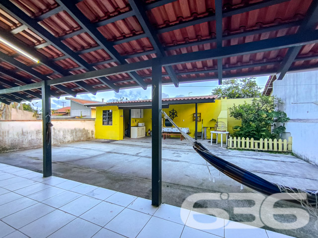 Imóvel Residencial à Venda no Centro de Balneário Barra do Sul
Desperte seus sonhos em uma encantadora residência térrea localizada no vibrante coração de Balneário Barra do Sul, SC. A poucos metros do mar, essa casa se destaca por sua proximidade com a praia, combinando a tranquilidade de uma rua com o acesso fácil a todos os serviços essenciais que a vida moderna exige.
Características do Imóvel:
Área construída: 90,00m²
Composição: 1 suíte, 1 dormitório, 2 banheiros, sala de estar, cozinha, área de serviço
Garagem: 3 vagas cobertas, 2 descobertas
Facilidades: Jardim, quintal espaçoso
A casa apresenta uma suíte espaçosa e mais um quarto, ambos projetados para proporcionar o máximo conforto e privacidade. A sala de estar, acolhedora oferece um ambiente perfeito para relaxar e desfrutar de momentos agradáveis com a família. A cozinha é prática e funcional, integrando-se harmoniosamente ao espaço da sala de jantar.
O exterior da residência é um verdadeiro convite ao lazer, com um quintal amplo que é perfeito para as brincadeiras ao ar livre das crianças ou para o descanso dos adultos, que podem aproveitar a área verde para cultivar um jardim ou simplesmente relaxar. A varanda coberta, junto à cozinha, oferece um espaço adicional para refeições ao ar livre ou um café da manhã tranquilo ao som dos pássaros.
Localização Privilegiada: Situada no centro de Balneário Barra do Sul, a propriedade tem fácil acesso a supermercados, restaurantes, escolas, postos de gasolina e muito mais. A tranquilidade da região não tira a sua praticidade, pois tudo o que você precisa está ao alcance.
Perfeito para: Famílias que buscam conforto, praticidade e qualidade de vida perto da natureza. Também ideal para investidores que procuram uma propriedade com alta potencial de valorização em uma das áreas mais cobiçadas do litoral de Santa Catarina.
Não perca esta oportunidade única de adquirir não apenas uma casa, mas um lar em um dos destinos mais belos do Brasil. Entre em contato conosco hoje mesmo para agendar sua visita e conhecer pessoalmente todas as maravilhas que este imóvel tem a oferecer!
636 NEGÓCIOS IMOBILIÁRIOS: A SUA MELHOR ESCOLHA
Com mais de 30 anos de experiência, a 636 Negócios Imobiliários é sua parceira ideal para encontrar o imóvel perfeito. Estamos prontos para ajudá-lo a fazer deste imóvel o seu novo lar.
Telefone: (47) 3451-0636
WhatsApp: (47) 99190-0636
Não perca esta oportunidade única. Visite nosso site para mais informações: i636.com.br
