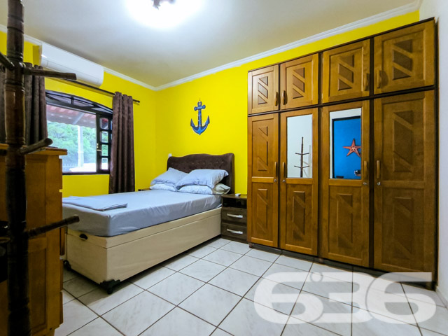 Imóvel Residencial à Venda no Centro de Balneário Barra do Sul
Desperte seus sonhos em uma encantadora residência térrea localizada no vibrante coração de Balneário Barra do Sul, SC. A poucos metros do mar, essa casa se destaca por sua proximidade com a praia, combinando a tranquilidade de uma rua com o acesso fácil a todos os serviços essenciais que a vida moderna exige.
Características do Imóvel:
Área construída: 90,00m²
Composição: 1 suíte, 1 dormitório, 2 banheiros, sala de estar, cozinha, área de serviço
Garagem: 3 vagas cobertas, 2 descobertas
Facilidades: Jardim, quintal espaçoso
A casa apresenta uma suíte espaçosa e mais um quarto, ambos projetados para proporcionar o máximo conforto e privacidade. A sala de estar, acolhedora oferece um ambiente perfeito para relaxar e desfrutar de momentos agradáveis com a família. A cozinha é prática e funcional, integrando-se harmoniosamente ao espaço da sala de jantar.
O exterior da residência é um verdadeiro convite ao lazer, com um quintal amplo que é perfeito para as brincadeiras ao ar livre das crianças ou para o descanso dos adultos, que podem aproveitar a área verde para cultivar um jardim ou simplesmente relaxar. A varanda coberta, junto à cozinha, oferece um espaço adicional para refeições ao ar livre ou um café da manhã tranquilo ao som dos pássaros.
Localização Privilegiada: Situada no centro de Balneário Barra do Sul, a propriedade tem fácil acesso a supermercados, restaurantes, escolas, postos de gasolina e muito mais. A tranquilidade da região não tira a sua praticidade, pois tudo o que você precisa está ao alcance.
Perfeito para: Famílias que buscam conforto, praticidade e qualidade de vida perto da natureza. Também ideal para investidores que procuram uma propriedade com alta potencial de valorização em uma das áreas mais cobiçadas do litoral de Santa Catarina.
Não perca esta oportunidade única de adquirir não apenas uma casa, mas um lar em um dos destinos mais belos do Brasil. Entre em contato conosco hoje mesmo para agendar sua visita e conhecer pessoalmente todas as maravilhas que este imóvel tem a oferecer!
636 NEGÓCIOS IMOBILIÁRIOS: A SUA MELHOR ESCOLHA
Com mais de 30 anos de experiência, a 636 Negócios Imobiliários é sua parceira ideal para encontrar o imóvel perfeito. Estamos prontos para ajudá-lo a fazer deste imóvel o seu novo lar.
Telefone: (47) 3451-0636
WhatsApp: (47) 99190-0636
Não perca esta oportunidade única. Visite nosso site para mais informações: i636.com.br