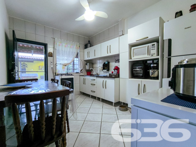 Imóvel Residencial à Venda no Centro de Balneário Barra do Sul
Desperte seus sonhos em uma encantadora residência térrea localizada no vibrante coração de Balneário Barra do Sul, SC. A poucos metros do mar, essa casa se destaca por sua proximidade com a praia, combinando a tranquilidade de uma rua com o acesso fácil a todos os serviços essenciais que a vida moderna exige.
Características do Imóvel:
Área construída: 90,00m²
Composição: 1 suíte, 1 dormitório, 2 banheiros, sala de estar, cozinha, área de serviço
Garagem: 3 vagas cobertas, 2 descobertas
Facilidades: Jardim, quintal espaçoso
A casa apresenta uma suíte espaçosa e mais um quarto, ambos projetados para proporcionar o máximo conforto e privacidade. A sala de estar, acolhedora oferece um ambiente perfeito para relaxar e desfrutar de momentos agradáveis com a família. A cozinha é prática e funcional, integrando-se harmoniosamente ao espaço da sala de jantar.
O exterior da residência é um verdadeiro convite ao lazer, com um quintal amplo que é perfeito para as brincadeiras ao ar livre das crianças ou para o descanso dos adultos, que podem aproveitar a área verde para cultivar um jardim ou simplesmente relaxar. A varanda coberta, junto à cozinha, oferece um espaço adicional para refeições ao ar livre ou um café da manhã tranquilo ao som dos pássaros.
Localização Privilegiada: Situada no centro de Balneário Barra do Sul, a propriedade tem fácil acesso a supermercados, restaurantes, escolas, postos de gasolina e muito mais. A tranquilidade da região não tira a sua praticidade, pois tudo o que você precisa está ao alcance.
Perfeito para: Famílias que buscam conforto, praticidade e qualidade de vida perto da natureza. Também ideal para investidores que procuram uma propriedade com alta potencial de valorização em uma das áreas mais cobiçadas do litoral de Santa Catarina.
Não perca esta oportunidade única de adquirir não apenas uma casa, mas um lar em um dos destinos mais belos do Brasil. Entre em contato conosco hoje mesmo para agendar sua visita e conhecer pessoalmente todas as maravilhas que este imóvel tem a oferecer!
636 NEGÓCIOS IMOBILIÁRIOS: A SUA MELHOR ESCOLHA
Com mais de 30 anos de experiência, a 636 Negócios Imobiliários é sua parceira ideal para encontrar o imóvel perfeito. Estamos prontos para ajudá-lo a fazer deste imóvel o seu novo lar.
Telefone: (47) 3451-0636
WhatsApp: (47) 99190-0636
Não perca esta oportunidade única. Visite nosso site para mais informações: i636.com.br