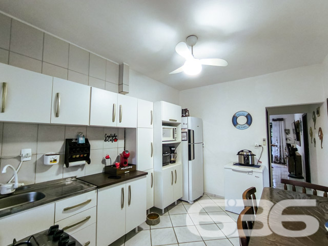 Imóvel Residencial à Venda no Centro de Balneário Barra do Sul
Desperte seus sonhos em uma encantadora residência térrea localizada no vibrante coração de Balneário Barra do Sul, SC. A poucos metros do mar, essa casa se destaca por sua proximidade com a praia, combinando a tranquilidade de uma rua com o acesso fácil a todos os serviços essenciais que a vida moderna exige.
Características do Imóvel:
Área construída: 90,00m²
Composição: 1 suíte, 1 dormitório, 2 banheiros, sala de estar, cozinha, área de serviço
Garagem: 3 vagas cobertas, 2 descobertas
Facilidades: Jardim, quintal espaçoso
A casa apresenta uma suíte espaçosa e mais um quarto, ambos projetados para proporcionar o máximo conforto e privacidade. A sala de estar, acolhedora oferece um ambiente perfeito para relaxar e desfrutar de momentos agradáveis com a família. A cozinha é prática e funcional, integrando-se harmoniosamente ao espaço da sala de jantar.
O exterior da residência é um verdadeiro convite ao lazer, com um quintal amplo que é perfeito para as brincadeiras ao ar livre das crianças ou para o descanso dos adultos, que podem aproveitar a área verde para cultivar um jardim ou simplesmente relaxar. A varanda coberta, junto à cozinha, oferece um espaço adicional para refeições ao ar livre ou um café da manhã tranquilo ao som dos pássaros.
Localização Privilegiada: Situada no centro de Balneário Barra do Sul, a propriedade tem fácil acesso a supermercados, restaurantes, escolas, postos de gasolina e muito mais. A tranquilidade da região não tira a sua praticidade, pois tudo o que você precisa está ao alcance.
Perfeito para: Famílias que buscam conforto, praticidade e qualidade de vida perto da natureza. Também ideal para investidores que procuram uma propriedade com alta potencial de valorização em uma das áreas mais cobiçadas do litoral de Santa Catarina.
Não perca esta oportunidade única de adquirir não apenas uma casa, mas um lar em um dos destinos mais belos do Brasil. Entre em contato conosco hoje mesmo para agendar sua visita e conhecer pessoalmente todas as maravilhas que este imóvel tem a oferecer!
636 NEGÓCIOS IMOBILIÁRIOS: A SUA MELHOR ESCOLHA
Com mais de 30 anos de experiência, a 636 Negócios Imobiliários é sua parceira ideal para encontrar o imóvel perfeito. Estamos prontos para ajudá-lo a fazer deste imóvel o seu novo lar.
Telefone: (47) 3451-0636
WhatsApp: (47) 99190-0636
Não perca esta oportunidade única. Visite nosso site para mais informações: i636.com.br