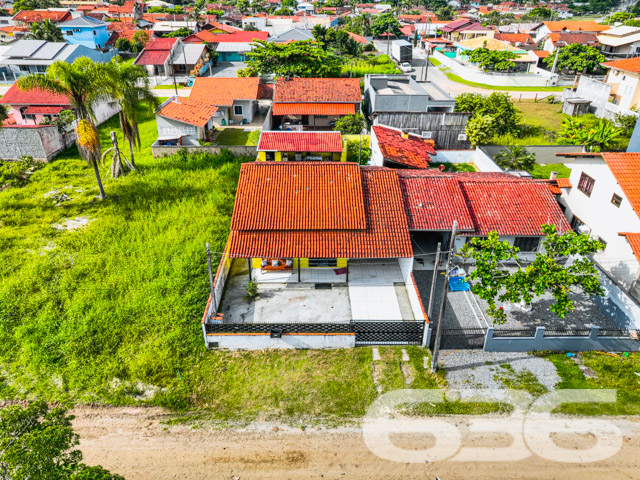 Imóvel Residencial à Venda no Centro de Balneário Barra do Sul
Desperte seus sonhos em uma encantadora residência térrea localizada no vibrante coração de Balneário Barra do Sul, SC. A poucos metros do mar, essa casa se destaca por sua proximidade com a praia, combinando a tranquilidade de uma rua com o acesso fácil a todos os serviços essenciais que a vida moderna exige.
Características do Imóvel:
Área construída: 90,00m²
Composição: 1 suíte, 1 dormitório, 2 banheiros, sala de estar, cozinha, área de serviço
Garagem: 3 vagas cobertas, 2 descobertas
Facilidades: Jardim, quintal espaçoso
A casa apresenta uma suíte espaçosa e mais um quarto, ambos projetados para proporcionar o máximo conforto e privacidade. A sala de estar, acolhedora oferece um ambiente perfeito para relaxar e desfrutar de momentos agradáveis com a família. A cozinha é prática e funcional, integrando-se harmoniosamente ao espaço da sala de jantar.
O exterior da residência é um verdadeiro convite ao lazer, com um quintal amplo que é perfeito para as brincadeiras ao ar livre das crianças ou para o descanso dos adultos, que podem aproveitar a área verde para cultivar um jardim ou simplesmente relaxar. A varanda coberta, junto à cozinha, oferece um espaço adicional para refeições ao ar livre ou um café da manhã tranquilo ao som dos pássaros.
Localização Privilegiada: Situada no centro de Balneário Barra do Sul, a propriedade tem fácil acesso a supermercados, restaurantes, escolas, postos de gasolina e muito mais. A tranquilidade da região não tira a sua praticidade, pois tudo o que você precisa está ao alcance.
Perfeito para: Famílias que buscam conforto, praticidade e qualidade de vida perto da natureza. Também ideal para investidores que procuram uma propriedade com alta potencial de valorização em uma das áreas mais cobiçadas do litoral de Santa Catarina.
Não perca esta oportunidade única de adquirir não apenas uma casa, mas um lar em um dos destinos mais belos do Brasil. Entre em contato conosco hoje mesmo para agendar sua visita e conhecer pessoalmente todas as maravilhas que este imóvel tem a oferecer!
636 NEGÓCIOS IMOBILIÁRIOS: A SUA MELHOR ESCOLHA
Com mais de 30 anos de experiência, a 636 Negócios Imobiliários é sua parceira ideal para encontrar o imóvel perfeito. Estamos prontos para ajudá-lo a fazer deste imóvel o seu novo lar.
Telefone: (47) 3451-0636
WhatsApp: (47) 99190-0636
Não perca esta oportunidade única. Visite nosso site para mais informações: i636.com.br