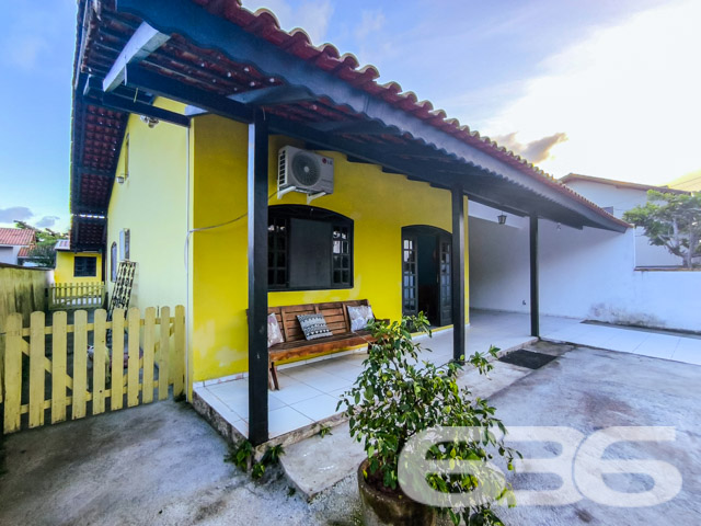 Imóvel Residencial à Venda no Centro de Balneário Barra do Sul
Desperte seus sonhos em uma encantadora residência térrea localizada no vibrante coração de Balneário Barra do Sul, SC. A poucos metros do mar, essa casa se destaca por sua proximidade com a praia, combinando a tranquilidade de uma rua com o acesso fácil a todos os serviços essenciais que a vida moderna exige.
Características do Imóvel:
Área construída: 90,00m²
Composição: 1 suíte, 1 dormitório, 2 banheiros, sala de estar, cozinha, área de serviço
Garagem: 3 vagas cobertas, 2 descobertas
Facilidades: Jardim, quintal espaçoso
A casa apresenta uma suíte espaçosa e mais um quarto, ambos projetados para proporcionar o máximo conforto e privacidade. A sala de estar, acolhedora oferece um ambiente perfeito para relaxar e desfrutar de momentos agradáveis com a família. A cozinha é prática e funcional, integrando-se harmoniosamente ao espaço da sala de jantar.
O exterior da residência é um verdadeiro convite ao lazer, com um quintal amplo que é perfeito para as brincadeiras ao ar livre das crianças ou para o descanso dos adultos, que podem aproveitar a área verde para cultivar um jardim ou simplesmente relaxar. A varanda coberta, junto à cozinha, oferece um espaço adicional para refeições ao ar livre ou um café da manhã tranquilo ao som dos pássaros.
Localização Privilegiada: Situada no centro de Balneário Barra do Sul, a propriedade tem fácil acesso a supermercados, restaurantes, escolas, postos de gasolina e muito mais. A tranquilidade da região não tira a sua praticidade, pois tudo o que você precisa está ao alcance.
Perfeito para: Famílias que buscam conforto, praticidade e qualidade de vida perto da natureza. Também ideal para investidores que procuram uma propriedade com alta potencial de valorização em uma das áreas mais cobiçadas do litoral de Santa Catarina.
Não perca esta oportunidade única de adquirir não apenas uma casa, mas um lar em um dos destinos mais belos do Brasil. Entre em contato conosco hoje mesmo para agendar sua visita e conhecer pessoalmente todas as maravilhas que este imóvel tem a oferecer!
636 NEGÓCIOS IMOBILIÁRIOS: A SUA MELHOR ESCOLHA
Com mais de 30 anos de experiência, a 636 Negócios Imobiliários é sua parceira ideal para encontrar o imóvel perfeito. Estamos prontos para ajudá-lo a fazer deste imóvel o seu novo lar.
Telefone: (47) 3451-0636
WhatsApp: (47) 99190-0636
Não perca esta oportunidade única. Visite nosso site para mais informações: i636.com.br