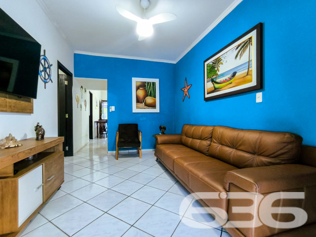 Imóvel Residencial à Venda no Centro de Balneário Barra do Sul
Desperte seus sonhos em uma encantadora residência térrea localizada no vibrante coração de Balneário Barra do Sul, SC. A poucos metros do mar, essa casa se destaca por sua proximidade com a praia, combinando a tranquilidade de uma rua com o acesso fácil a todos os serviços essenciais que a vida moderna exige.
Características do Imóvel:
Área construída: 90,00m²
Composição: 1 suíte, 1 dormitório, 2 banheiros, sala de estar, cozinha, área de serviço
Garagem: 3 vagas cobertas, 2 descobertas
Facilidades: Jardim, quintal espaçoso
A casa apresenta uma suíte espaçosa e mais um quarto, ambos projetados para proporcionar o máximo conforto e privacidade. A sala de estar, acolhedora oferece um ambiente perfeito para relaxar e desfrutar de momentos agradáveis com a família. A cozinha é prática e funcional, integrando-se harmoniosamente ao espaço da sala de jantar.
O exterior da residência é um verdadeiro convite ao lazer, com um quintal amplo que é perfeito para as brincadeiras ao ar livre das crianças ou para o descanso dos adultos, que podem aproveitar a área verde para cultivar um jardim ou simplesmente relaxar. A varanda coberta, junto à cozinha, oferece um espaço adicional para refeições ao ar livre ou um café da manhã tranquilo ao som dos pássaros.
Localização Privilegiada: Situada no centro de Balneário Barra do Sul, a propriedade tem fácil acesso a supermercados, restaurantes, escolas, postos de gasolina e muito mais. A tranquilidade da região não tira a sua praticidade, pois tudo o que você precisa está ao alcance.
Perfeito para: Famílias que buscam conforto, praticidade e qualidade de vida perto da natureza. Também ideal para investidores que procuram uma propriedade com alta potencial de valorização em uma das áreas mais cobiçadas do litoral de Santa Catarina.
Não perca esta oportunidade única de adquirir não apenas uma casa, mas um lar em um dos destinos mais belos do Brasil. Entre em contato conosco hoje mesmo para agendar sua visita e conhecer pessoalmente todas as maravilhas que este imóvel tem a oferecer!
636 NEGÓCIOS IMOBILIÁRIOS: A SUA MELHOR ESCOLHA
Com mais de 30 anos de experiência, a 636 Negócios Imobiliários é sua parceira ideal para encontrar o imóvel perfeito. Estamos prontos para ajudá-lo a fazer deste imóvel o seu novo lar.
Telefone: (47) 3451-0636
WhatsApp: (47) 99190-0636
Não perca esta oportunidade única. Visite nosso site para mais informações: i636.com.br