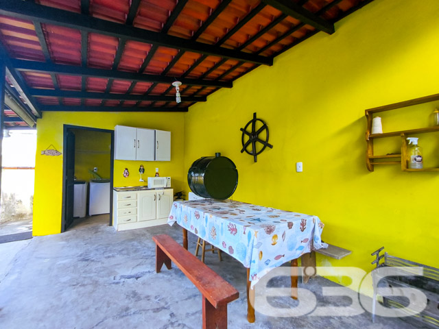 Imóvel Residencial à Venda no Centro de Balneário Barra do Sul
Desperte seus sonhos em uma encantadora residência térrea localizada no vibrante coração de Balneário Barra do Sul, SC. A poucos metros do mar, essa casa se destaca por sua proximidade com a praia, combinando a tranquilidade de uma rua com o acesso fácil a todos os serviços essenciais que a vida moderna exige.
Características do Imóvel:
Área construída: 90,00m²
Composição: 1 suíte, 1 dormitório, 2 banheiros, sala de estar, cozinha, área de serviço
Garagem: 3 vagas cobertas, 2 descobertas
Facilidades: Jardim, quintal espaçoso
A casa apresenta uma suíte espaçosa e mais um quarto, ambos projetados para proporcionar o máximo conforto e privacidade. A sala de estar, acolhedora oferece um ambiente perfeito para relaxar e desfrutar de momentos agradáveis com a família. A cozinha é prática e funcional, integrando-se harmoniosamente ao espaço da sala de jantar.
O exterior da residência é um verdadeiro convite ao lazer, com um quintal amplo que é perfeito para as brincadeiras ao ar livre das crianças ou para o descanso dos adultos, que podem aproveitar a área verde para cultivar um jardim ou simplesmente relaxar. A varanda coberta, junto à cozinha, oferece um espaço adicional para refeições ao ar livre ou um café da manhã tranquilo ao som dos pássaros.
Localização Privilegiada: Situada no centro de Balneário Barra do Sul, a propriedade tem fácil acesso a supermercados, restaurantes, escolas, postos de gasolina e muito mais. A tranquilidade da região não tira a sua praticidade, pois tudo o que você precisa está ao alcance.
Perfeito para: Famílias que buscam conforto, praticidade e qualidade de vida perto da natureza. Também ideal para investidores que procuram uma propriedade com alta potencial de valorização em uma das áreas mais cobiçadas do litoral de Santa Catarina.
Não perca esta oportunidade única de adquirir não apenas uma casa, mas um lar em um dos destinos mais belos do Brasil. Entre em contato conosco hoje mesmo para agendar sua visita e conhecer pessoalmente todas as maravilhas que este imóvel tem a oferecer!
636 NEGÓCIOS IMOBILIÁRIOS: A SUA MELHOR ESCOLHA
Com mais de 30 anos de experiência, a 636 Negócios Imobiliários é sua parceira ideal para encontrar o imóvel perfeito. Estamos prontos para ajudá-lo a fazer deste imóvel o seu novo lar.
Telefone: (47) 3451-0636
WhatsApp: (47) 99190-0636
Não perca esta oportunidade única. Visite nosso site para mais informações: i636.com.br