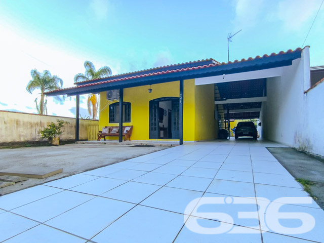 Imóvel Residencial à Venda no Centro de Balneário Barra do Sul
Desperte seus sonhos em uma encantadora residência térrea localizada no vibrante coração de Balneário Barra do Sul, SC. A poucos metros do mar, essa casa se destaca por sua proximidade com a praia, combinando a tranquilidade de uma rua com o acesso fácil a todos os serviços essenciais que a vida moderna exige.
Características do Imóvel:
Área construída: 90,00m²
Composição: 1 suíte, 1 dormitório, 2 banheiros, sala de estar, cozinha, área de serviço
Garagem: 3 vagas cobertas, 2 descobertas
Facilidades: Jardim, quintal espaçoso
A casa apresenta uma suíte espaçosa e mais um quarto, ambos projetados para proporcionar o máximo conforto e privacidade. A sala de estar, acolhedora oferece um ambiente perfeito para relaxar e desfrutar de momentos agradáveis com a família. A cozinha é prática e funcional, integrando-se harmoniosamente ao espaço da sala de jantar.
O exterior da residência é um verdadeiro convite ao lazer, com um quintal amplo que é perfeito para as brincadeiras ao ar livre das crianças ou para o descanso dos adultos, que podem aproveitar a área verde para cultivar um jardim ou simplesmente relaxar. A varanda coberta, junto à cozinha, oferece um espaço adicional para refeições ao ar livre ou um café da manhã tranquilo ao som dos pássaros.
Localização Privilegiada: Situada no centro de Balneário Barra do Sul, a propriedade tem fácil acesso a supermercados, restaurantes, escolas, postos de gasolina e muito mais. A tranquilidade da região não tira a sua praticidade, pois tudo o que você precisa está ao alcance.
Perfeito para: Famílias que buscam conforto, praticidade e qualidade de vida perto da natureza. Também ideal para investidores que procuram uma propriedade com alta potencial de valorização em uma das áreas mais cobiçadas do litoral de Santa Catarina.
Não perca esta oportunidade única de adquirir não apenas uma casa, mas um lar em um dos destinos mais belos do Brasil. Entre em contato conosco hoje mesmo para agendar sua visita e conhecer pessoalmente todas as maravilhas que este imóvel tem a oferecer!
636 NEGÓCIOS IMOBILIÁRIOS: A SUA MELHOR ESCOLHA
Com mais de 30 anos de experiência, a 636 Negócios Imobiliários é sua parceira ideal para encontrar o imóvel perfeito. Estamos prontos para ajudá-lo a fazer deste imóvel o seu novo lar.
Telefone: (47) 3451-0636
WhatsApp: (47) 99190-0636
Não perca esta oportunidade única. Visite nosso site para mais informações: i636.com.br