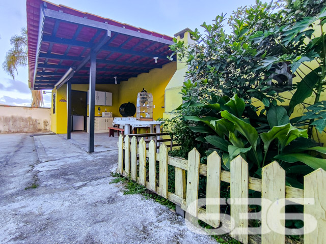 Imóvel Residencial à Venda no Centro de Balneário Barra do Sul
Desperte seus sonhos em uma encantadora residência térrea localizada no vibrante coração de Balneário Barra do Sul, SC. A poucos metros do mar, essa casa se destaca por sua proximidade com a praia, combinando a tranquilidade de uma rua com o acesso fácil a todos os serviços essenciais que a vida moderna exige.
Características do Imóvel:
Área construída: 90,00m²
Composição: 1 suíte, 1 dormitório, 2 banheiros, sala de estar, cozinha, área de serviço
Garagem: 3 vagas cobertas, 2 descobertas
Facilidades: Jardim, quintal espaçoso
A casa apresenta uma suíte espaçosa e mais um quarto, ambos projetados para proporcionar o máximo conforto e privacidade. A sala de estar, acolhedora oferece um ambiente perfeito para relaxar e desfrutar de momentos agradáveis com a família. A cozinha é prática e funcional, integrando-se harmoniosamente ao espaço da sala de jantar.
O exterior da residência é um verdadeiro convite ao lazer, com um quintal amplo que é perfeito para as brincadeiras ao ar livre das crianças ou para o descanso dos adultos, que podem aproveitar a área verde para cultivar um jardim ou simplesmente relaxar. A varanda coberta, junto à cozinha, oferece um espaço adicional para refeições ao ar livre ou um café da manhã tranquilo ao som dos pássaros.
Localização Privilegiada: Situada no centro de Balneário Barra do Sul, a propriedade tem fácil acesso a supermercados, restaurantes, escolas, postos de gasolina e muito mais. A tranquilidade da região não tira a sua praticidade, pois tudo o que você precisa está ao alcance.
Perfeito para: Famílias que buscam conforto, praticidade e qualidade de vida perto da natureza. Também ideal para investidores que procuram uma propriedade com alta potencial de valorização em uma das áreas mais cobiçadas do litoral de Santa Catarina.
Não perca esta oportunidade única de adquirir não apenas uma casa, mas um lar em um dos destinos mais belos do Brasil. Entre em contato conosco hoje mesmo para agendar sua visita e conhecer pessoalmente todas as maravilhas que este imóvel tem a oferecer!
636 NEGÓCIOS IMOBILIÁRIOS: A SUA MELHOR ESCOLHA
Com mais de 30 anos de experiência, a 636 Negócios Imobiliários é sua parceira ideal para encontrar o imóvel perfeito. Estamos prontos para ajudá-lo a fazer deste imóvel o seu novo lar.
Telefone: (47) 3451-0636
WhatsApp: (47) 99190-0636
Não perca esta oportunidade única. Visite nosso site para mais informações: i636.com.br