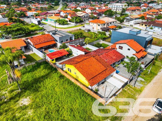 Imóvel Residencial à Venda no Centro de Balneário Barra do Sul
Desperte seus sonhos em uma encantadora residência térrea localizada no vibrante coração de Balneário Barra do Sul, SC. A poucos metros do mar, essa casa se destaca por sua proximidade com a praia, combinando a tranquilidade de uma rua com o acesso fácil a todos os serviços essenciais que a vida moderna exige.
Características do Imóvel:
Área construída: 90,00m²
Composição: 1 suíte, 1 dormitório, 2 banheiros, sala de estar, cozinha, área de serviço
Garagem: 3 vagas cobertas, 2 descobertas
Facilidades: Jardim, quintal espaçoso
A casa apresenta uma suíte espaçosa e mais um quarto, ambos projetados para proporcionar o máximo conforto e privacidade. A sala de estar, acolhedora oferece um ambiente perfeito para relaxar e desfrutar de momentos agradáveis com a família. A cozinha é prática e funcional, integrando-se harmoniosamente ao espaço da sala de jantar.
O exterior da residência é um verdadeiro convite ao lazer, com um quintal amplo que é perfeito para as brincadeiras ao ar livre das crianças ou para o descanso dos adultos, que podem aproveitar a área verde para cultivar um jardim ou simplesmente relaxar. A varanda coberta, junto à cozinha, oferece um espaço adicional para refeições ao ar livre ou um café da manhã tranquilo ao som dos pássaros.
Localização Privilegiada: Situada no centro de Balneário Barra do Sul, a propriedade tem fácil acesso a supermercados, restaurantes, escolas, postos de gasolina e muito mais. A tranquilidade da região não tira a sua praticidade, pois tudo o que você precisa está ao alcance.
Perfeito para: Famílias que buscam conforto, praticidade e qualidade de vida perto da natureza. Também ideal para investidores que procuram uma propriedade com alta potencial de valorização em uma das áreas mais cobiçadas do litoral de Santa Catarina.
Não perca esta oportunidade única de adquirir não apenas uma casa, mas um lar em um dos destinos mais belos do Brasil. Entre em contato conosco hoje mesmo para agendar sua visita e conhecer pessoalmente todas as maravilhas que este imóvel tem a oferecer!
636 NEGÓCIOS IMOBILIÁRIOS: A SUA MELHOR ESCOLHA
Com mais de 30 anos de experiência, a 636 Negócios Imobiliários é sua parceira ideal para encontrar o imóvel perfeito. Estamos prontos para ajudá-lo a fazer deste imóvel o seu novo lar.
Telefone: (47) 3451-0636
WhatsApp: (47) 99190-0636
Não perca esta oportunidade única. Visite nosso site para mais informações: i636.com.br