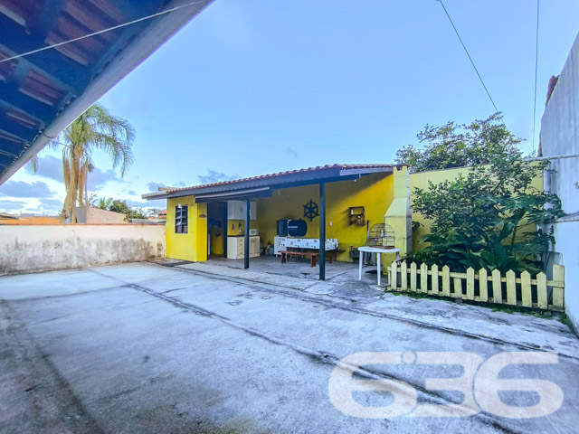 Imóvel Residencial à Venda no Centro de Balneário Barra do Sul
Desperte seus sonhos em uma encantadora residência térrea localizada no vibrante coração de Balneário Barra do Sul, SC. A poucos metros do mar, essa casa se destaca por sua proximidade com a praia, combinando a tranquilidade de uma rua com o acesso fácil a todos os serviços essenciais que a vida moderna exige.
Características do Imóvel:
Área construída: 90,00m²
Composição: 1 suíte, 1 dormitório, 2 banheiros, sala de estar, cozinha, área de serviço
Garagem: 3 vagas cobertas, 2 descobertas
Facilidades: Jardim, quintal espaçoso
A casa apresenta uma suíte espaçosa e mais um quarto, ambos projetados para proporcionar o máximo conforto e privacidade. A sala de estar, acolhedora oferece um ambiente perfeito para relaxar e desfrutar de momentos agradáveis com a família. A cozinha é prática e funcional, integrando-se harmoniosamente ao espaço da sala de jantar.
O exterior da residência é um verdadeiro convite ao lazer, com um quintal amplo que é perfeito para as brincadeiras ao ar livre das crianças ou para o descanso dos adultos, que podem aproveitar a área verde para cultivar um jardim ou simplesmente relaxar. A varanda coberta, junto à cozinha, oferece um espaço adicional para refeições ao ar livre ou um café da manhã tranquilo ao som dos pássaros.
Localização Privilegiada: Situada no centro de Balneário Barra do Sul, a propriedade tem fácil acesso a supermercados, restaurantes, escolas, postos de gasolina e muito mais. A tranquilidade da região não tira a sua praticidade, pois tudo o que você precisa está ao alcance.
Perfeito para: Famílias que buscam conforto, praticidade e qualidade de vida perto da natureza. Também ideal para investidores que procuram uma propriedade com alta potencial de valorização em uma das áreas mais cobiçadas do litoral de Santa Catarina.
Não perca esta oportunidade única de adquirir não apenas uma casa, mas um lar em um dos destinos mais belos do Brasil. Entre em contato conosco hoje mesmo para agendar sua visita e conhecer pessoalmente todas as maravilhas que este imóvel tem a oferecer!
636 NEGÓCIOS IMOBILIÁRIOS: A SUA MELHOR ESCOLHA
Com mais de 30 anos de experiência, a 636 Negócios Imobiliários é sua parceira ideal para encontrar o imóvel perfeito. Estamos prontos para ajudá-lo a fazer deste imóvel o seu novo lar.
Telefone: (47) 3451-0636
WhatsApp: (47) 99190-0636
Não perca esta oportunidade única. Visite nosso site para mais informações: i636.com.br
