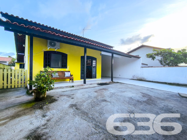 Imóvel Residencial à Venda no Centro de Balneário Barra do Sul
Desperte seus sonhos em uma encantadora residência térrea localizada no vibrante coração de Balneário Barra do Sul, SC. A poucos metros do mar, essa casa se destaca por sua proximidade com a praia, combinando a tranquilidade de uma rua com o acesso fácil a todos os serviços essenciais que a vida moderna exige.
Características do Imóvel:
Área construída: 90,00m²
Composição: 1 suíte, 1 dormitório, 2 banheiros, sala de estar, cozinha, área de serviço
Garagem: 3 vagas cobertas, 2 descobertas
Facilidades: Jardim, quintal espaçoso
A casa apresenta uma suíte espaçosa e mais um quarto, ambos projetados para proporcionar o máximo conforto e privacidade. A sala de estar, acolhedora oferece um ambiente perfeito para relaxar e desfrutar de momentos agradáveis com a família. A cozinha é prática e funcional, integrando-se harmoniosamente ao espaço da sala de jantar.
O exterior da residência é um verdadeiro convite ao lazer, com um quintal amplo que é perfeito para as brincadeiras ao ar livre das crianças ou para o descanso dos adultos, que podem aproveitar a área verde para cultivar um jardim ou simplesmente relaxar. A varanda coberta, junto à cozinha, oferece um espaço adicional para refeições ao ar livre ou um café da manhã tranquilo ao som dos pássaros.
Localização Privilegiada: Situada no centro de Balneário Barra do Sul, a propriedade tem fácil acesso a supermercados, restaurantes, escolas, postos de gasolina e muito mais. A tranquilidade da região não tira a sua praticidade, pois tudo o que você precisa está ao alcance.
Perfeito para: Famílias que buscam conforto, praticidade e qualidade de vida perto da natureza. Também ideal para investidores que procuram uma propriedade com alta potencial de valorização em uma das áreas mais cobiçadas do litoral de Santa Catarina.
Não perca esta oportunidade única de adquirir não apenas uma casa, mas um lar em um dos destinos mais belos do Brasil. Entre em contato conosco hoje mesmo para agendar sua visita e conhecer pessoalmente todas as maravilhas que este imóvel tem a oferecer!
636 NEGÓCIOS IMOBILIÁRIOS: A SUA MELHOR ESCOLHA
Com mais de 30 anos de experiência, a 636 Negócios Imobiliários é sua parceira ideal para encontrar o imóvel perfeito. Estamos prontos para ajudá-lo a fazer deste imóvel o seu novo lar.
Telefone: (47) 3451-0636
WhatsApp: (47) 99190-0636
Não perca esta oportunidade única. Visite nosso site para mais informações: i636.com.br