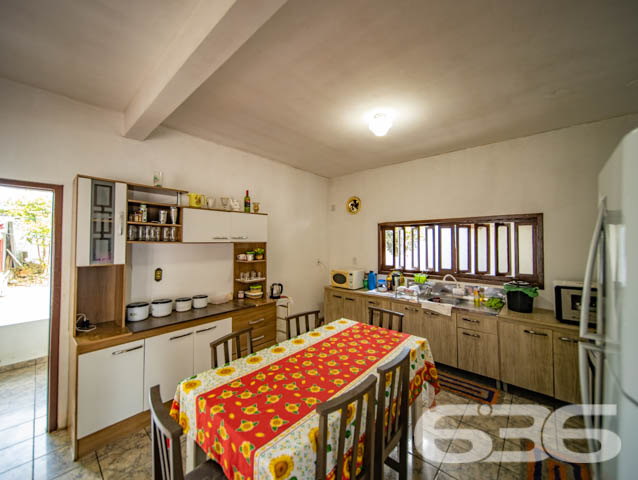 CASA EM ALVENARIA COM 5 QUARTOS, NO BAIRRO GUANABARA - Estuda permuta
Imóvel constituído em alvenaria e dividido em casa principal (4 dormitórios, 2 banheiros, sala, copa e cozinhada conjugadas, área de serviço e 2 vagas de garagem) e quitinete (1 quarto, cozinha, banheiro e área de serviço). Há também um aprazível ambiente para festas, equipado com churrasqueira. São 205m² de área construída sobre 420m² de terreno.
Por sua localidade, em rua tranquila e pavimentada, o imóvel se beneficia da proximidade de escolas, restaurantes, lanchonetes, transporte público, farmácias, supermercados, panificadoras, empresas e estabelecimentos comerciais em geral.
Ficou interessado? Consulte um de nossos corretores e saiba mais:
Telefone | 47 3448-3636
WhatsApp | 47 99190-0636
Imobiliária 636.
