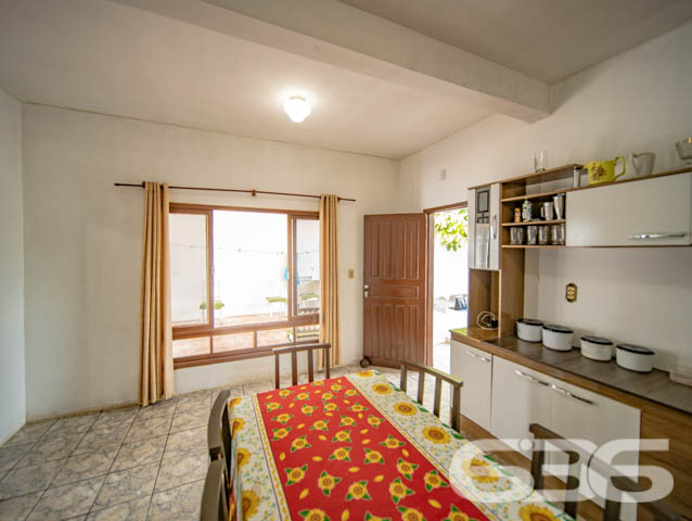 CASA EM ALVENARIA COM 5 QUARTOS, NO BAIRRO GUANABARA - Estuda permuta
Imóvel constituído em alvenaria e dividido em casa principal (4 dormitórios, 2 banheiros, sala, copa e cozinhada conjugadas, área de serviço e 2 vagas de garagem) e quitinete (1 quarto, cozinha, banheiro e área de serviço). Há também um aprazível ambiente para festas, equipado com churrasqueira. São 205m² de área construída sobre 420m² de terreno.
Por sua localidade, em rua tranquila e pavimentada, o imóvel se beneficia da proximidade de escolas, restaurantes, lanchonetes, transporte público, farmácias, supermercados, panificadoras, empresas e estabelecimentos comerciais em geral.
Ficou interessado? Consulte um de nossos corretores e saiba mais:
Telefone | 47 3448-3636
WhatsApp | 47 99190-0636
Imobiliária 636.