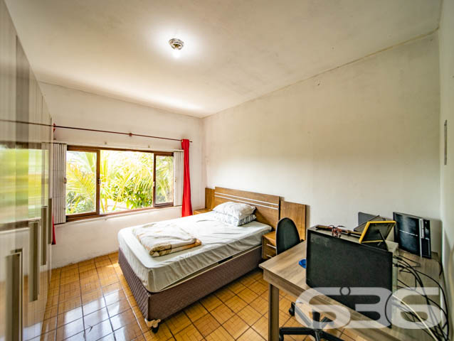 CASA EM ALVENARIA COM 5 QUARTOS, NO BAIRRO GUANABARA - Estuda permuta
Imóvel constituído em alvenaria e dividido em casa principal (4 dormitórios, 2 banheiros, sala, copa e cozinhada conjugadas, área de serviço e 2 vagas de garagem) e quitinete (1 quarto, cozinha, banheiro e área de serviço). Há também um aprazível ambiente para festas, equipado com churrasqueira. São 205m² de área construída sobre 420m² de terreno.
Por sua localidade, em rua tranquila e pavimentada, o imóvel se beneficia da proximidade de escolas, restaurantes, lanchonetes, transporte público, farmácias, supermercados, panificadoras, empresas e estabelecimentos comerciais em geral.
Ficou interessado? Consulte um de nossos corretores e saiba mais:
Telefone | 47 3448-3636
WhatsApp | 47 99190-0636
Imobiliária 636.