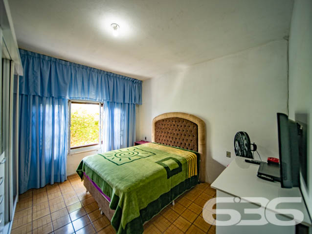 CASA EM ALVENARIA COM 5 QUARTOS, NO BAIRRO GUANABARA - Estuda permuta
Imóvel constituído em alvenaria e dividido em casa principal (4 dormitórios, 2 banheiros, sala, copa e cozinhada conjugadas, área de serviço e 2 vagas de garagem) e quitinete (1 quarto, cozinha, banheiro e área de serviço). Há também um aprazível ambiente para festas, equipado com churrasqueira. São 205m² de área construída sobre 420m² de terreno.
Por sua localidade, em rua tranquila e pavimentada, o imóvel se beneficia da proximidade de escolas, restaurantes, lanchonetes, transporte público, farmácias, supermercados, panificadoras, empresas e estabelecimentos comerciais em geral.
Ficou interessado? Consulte um de nossos corretores e saiba mais:
Telefone | 47 3448-3636
WhatsApp | 47 99190-0636
Imobiliária 636.