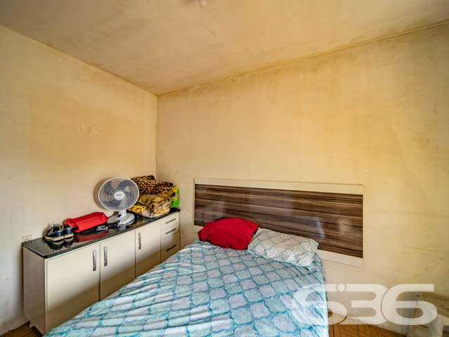 CASA EM ALVENARIA COM 5 QUARTOS, NO BAIRRO GUANABARA - Estuda permuta
Imóvel constituído em alvenaria e dividido em casa principal (4 dormitórios, 2 banheiros, sala, copa e cozinhada conjugadas, área de serviço e 2 vagas de garagem) e quitinete (1 quarto, cozinha, banheiro e área de serviço). Há também um aprazível ambiente para festas, equipado com churrasqueira. São 205m² de área construída sobre 420m² de terreno.
Por sua localidade, em rua tranquila e pavimentada, o imóvel se beneficia da proximidade de escolas, restaurantes, lanchonetes, transporte público, farmácias, supermercados, panificadoras, empresas e estabelecimentos comerciais em geral.
Ficou interessado? Consulte um de nossos corretores e saiba mais:
Telefone | 47 3448-3636
WhatsApp | 47 99190-0636
Imobiliária 636.