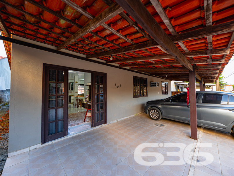  Oportunidade única no bairro Paranaguamirim, em Joinville/SC!

Apresentamos uma encantadora residência térrea que reúne conforto, praticidade e um excelente custo-benefício. Com 92m² de área construída em um terreno plano de 359,20m², esta casa é ideal para quem busca um lar aconchegante e bem estruturado em uma localização em crescimento.

O imóvel é composto por uma ampla sala de estar integrada à cozinha, criando um ambiente funcional e acolhedor, perfeito para momentos em família. A cozinha é completa e equipada com móveis sob medida que ficam no imóvel, garantindo praticidade no dia a dia. 

São dois dormitórios, sendo um deles uma suíte com closet, garantindo conforto e privacidade. Os banheiros possuem ótimo acabamento, box de vidro e revestimentos modernos. A casa ainda oferece área de serviço, área de festas com churrasqueira, garagem coberta, jardim e portão eletrônico. O terreno é todo murado, proporcionando segurança e tranquilidade.

Outro diferencial é que ficam no imóvel os móveis embutidos, móveis de cozinha e os aparelhos de ar-condicionado, agregando ainda mais valor ao investimento.

Localizada em região estratégica, a residência está próxima de escolas, comércios e vias de acesso, o que facilita a rotina da sua família. 

Entre em contato com a 636 Negócios Imobiliários e agende sua visita. Uma grande oportunidade para quem deseja sair do aluguel ou investir em um imóvel com grande potencial de valorização.

Só se constrói uma grande empresa com grandes pessoas. Por isso, conte com a nossa experiência de mais de 30 anos no mercado para garantir uma negociação segura, transparente e eficaz.
 
636 NEGÓCIOS IMOBILIÁRIOS: A SUA MELHOR ESCOLHA
Com mais de 30 anos de experiência, a 636 Negócios Imobiliários é sua parceira ideal para encontrar o imóvel perfeito. Estamos prontos para ajudá-lo a fazer deste imóvel o seu novo lar.
 
Telefone: (47) 3451-0636
WhatsApp: (47) 99190-0636
 
Não perca esta oportunidade única. Visite nosso site para mais informações: i636.com.br