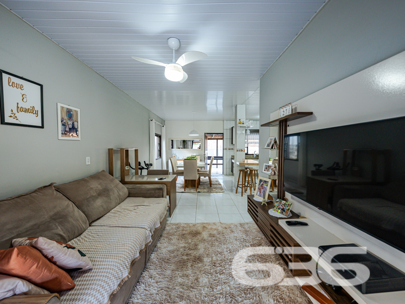  Oportunidade única no bairro Paranaguamirim, em Joinville/SC!

Apresentamos uma encantadora residência térrea que reúne conforto, praticidade e um excelente custo-benefício. Com 92m² de área construída em um terreno plano de 359,20m², esta casa é ideal para quem busca um lar aconchegante e bem estruturado em uma localização em crescimento.

O imóvel é composto por uma ampla sala de estar integrada à cozinha, criando um ambiente funcional e acolhedor, perfeito para momentos em família. A cozinha é completa e equipada com móveis sob medida que ficam no imóvel, garantindo praticidade no dia a dia. 

São dois dormitórios, sendo um deles uma suíte com closet, garantindo conforto e privacidade. Os banheiros possuem ótimo acabamento, box de vidro e revestimentos modernos. A casa ainda oferece área de serviço, área de festas com churrasqueira, garagem coberta, jardim e portão eletrônico. O terreno é todo murado, proporcionando segurança e tranquilidade.

Outro diferencial é que ficam no imóvel os móveis embutidos, móveis de cozinha e os aparelhos de ar-condicionado, agregando ainda mais valor ao investimento.

Localizada em região estratégica, a residência está próxima de escolas, comércios e vias de acesso, o que facilita a rotina da sua família. 

Entre em contato com a 636 Negócios Imobiliários e agende sua visita. Uma grande oportunidade para quem deseja sair do aluguel ou investir em um imóvel com grande potencial de valorização.

Só se constrói uma grande empresa com grandes pessoas. Por isso, conte com a nossa experiência de mais de 30 anos no mercado para garantir uma negociação segura, transparente e eficaz.
 
636 NEGÓCIOS IMOBILIÁRIOS: A SUA MELHOR ESCOLHA
Com mais de 30 anos de experiência, a 636 Negócios Imobiliários é sua parceira ideal para encontrar o imóvel perfeito. Estamos prontos para ajudá-lo a fazer deste imóvel o seu novo lar.
 
Telefone: (47) 3451-0636
WhatsApp: (47) 99190-0636
 
Não perca esta oportunidade única. Visite nosso site para mais informações: i636.com.br