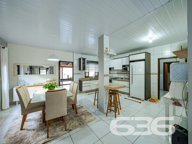  Oportunidade única no bairro Paranaguamirim, em Joinville/SC!

Apresentamos uma encantadora residência térrea que reúne conforto, praticidade e um excelente custo-benefício. Com 92m² de área construída em um terreno plano de 359,20m², esta casa é ideal para quem busca um lar aconchegante e bem estruturado em uma localização em crescimento.

O imóvel é composto por uma ampla sala de estar integrada à cozinha, criando um ambiente funcional e acolhedor, perfeito para momentos em família. A cozinha é completa e equipada com móveis sob medida que ficam no imóvel, garantindo praticidade no dia a dia. 

São dois dormitórios, sendo um deles uma suíte com closet, garantindo conforto e privacidade. Os banheiros possuem ótimo acabamento, box de vidro e revestimentos modernos. A casa ainda oferece área de serviço, área de festas com churrasqueira, garagem coberta, jardim e portão eletrônico. O terreno é todo murado, proporcionando segurança e tranquilidade.

Outro diferencial é que ficam no imóvel os móveis embutidos, móveis de cozinha e os aparelhos de ar-condicionado, agregando ainda mais valor ao investimento.

Localizada em região estratégica, a residência está próxima de escolas, comércios e vias de acesso, o que facilita a rotina da sua família. 

Entre em contato com a 636 Negócios Imobiliários e agende sua visita. Uma grande oportunidade para quem deseja sair do aluguel ou investir em um imóvel com grande potencial de valorização.

Só se constrói uma grande empresa com grandes pessoas. Por isso, conte com a nossa experiência de mais de 30 anos no mercado para garantir uma negociação segura, transparente e eficaz.
 
636 NEGÓCIOS IMOBILIÁRIOS: A SUA MELHOR ESCOLHA
Com mais de 30 anos de experiência, a 636 Negócios Imobiliários é sua parceira ideal para encontrar o imóvel perfeito. Estamos prontos para ajudá-lo a fazer deste imóvel o seu novo lar.
 
Telefone: (47) 3451-0636
WhatsApp: (47) 99190-0636
 
Não perca esta oportunidade única. Visite nosso site para mais informações: i636.com.br
