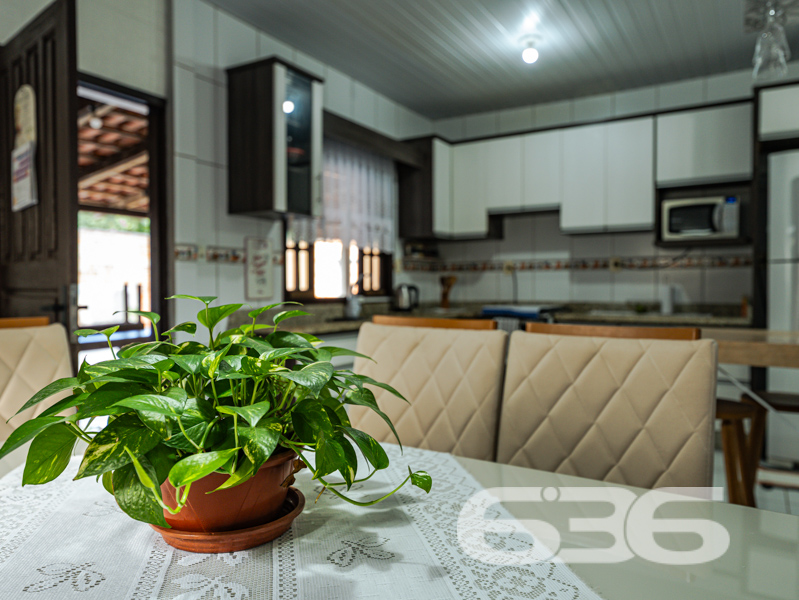  Oportunidade única no bairro Paranaguamirim, em Joinville/SC!

Apresentamos uma encantadora residência térrea que reúne conforto, praticidade e um excelente custo-benefício. Com 92m² de área construída em um terreno plano de 359,20m², esta casa é ideal para quem busca um lar aconchegante e bem estruturado em uma localização em crescimento.

O imóvel é composto por uma ampla sala de estar integrada à cozinha, criando um ambiente funcional e acolhedor, perfeito para momentos em família. A cozinha é completa e equipada com móveis sob medida que ficam no imóvel, garantindo praticidade no dia a dia. 

São dois dormitórios, sendo um deles uma suíte com closet, garantindo conforto e privacidade. Os banheiros possuem ótimo acabamento, box de vidro e revestimentos modernos. A casa ainda oferece área de serviço, área de festas com churrasqueira, garagem coberta, jardim e portão eletrônico. O terreno é todo murado, proporcionando segurança e tranquilidade.

Outro diferencial é que ficam no imóvel os móveis embutidos, móveis de cozinha e os aparelhos de ar-condicionado, agregando ainda mais valor ao investimento.

Localizada em região estratégica, a residência está próxima de escolas, comércios e vias de acesso, o que facilita a rotina da sua família. 

Entre em contato com a 636 Negócios Imobiliários e agende sua visita. Uma grande oportunidade para quem deseja sair do aluguel ou investir em um imóvel com grande potencial de valorização.

Só se constrói uma grande empresa com grandes pessoas. Por isso, conte com a nossa experiência de mais de 30 anos no mercado para garantir uma negociação segura, transparente e eficaz.
 
636 NEGÓCIOS IMOBILIÁRIOS: A SUA MELHOR ESCOLHA
Com mais de 30 anos de experiência, a 636 Negócios Imobiliários é sua parceira ideal para encontrar o imóvel perfeito. Estamos prontos para ajudá-lo a fazer deste imóvel o seu novo lar.
 
Telefone: (47) 3451-0636
WhatsApp: (47) 99190-0636
 
Não perca esta oportunidade única. Visite nosso site para mais informações: i636.com.br