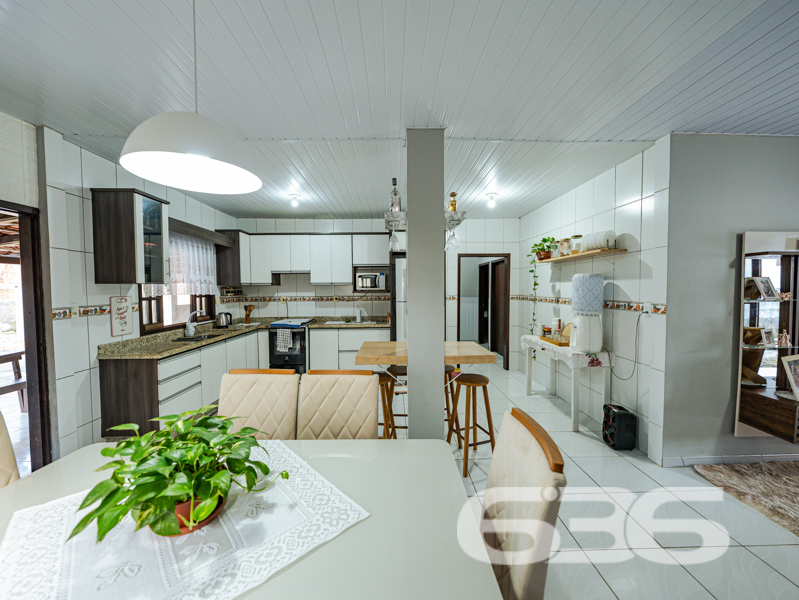  Oportunidade única no bairro Paranaguamirim, em Joinville/SC!

Apresentamos uma encantadora residência térrea que reúne conforto, praticidade e um excelente custo-benefício. Com 92m² de área construída em um terreno plano de 359,20m², esta casa é ideal para quem busca um lar aconchegante e bem estruturado em uma localização em crescimento.

O imóvel é composto por uma ampla sala de estar integrada à cozinha, criando um ambiente funcional e acolhedor, perfeito para momentos em família. A cozinha é completa e equipada com móveis sob medida que ficam no imóvel, garantindo praticidade no dia a dia. 

São dois dormitórios, sendo um deles uma suíte com closet, garantindo conforto e privacidade. Os banheiros possuem ótimo acabamento, box de vidro e revestimentos modernos. A casa ainda oferece área de serviço, área de festas com churrasqueira, garagem coberta, jardim e portão eletrônico. O terreno é todo murado, proporcionando segurança e tranquilidade.

Outro diferencial é que ficam no imóvel os móveis embutidos, móveis de cozinha e os aparelhos de ar-condicionado, agregando ainda mais valor ao investimento.

Localizada em região estratégica, a residência está próxima de escolas, comércios e vias de acesso, o que facilita a rotina da sua família. 

Entre em contato com a 636 Negócios Imobiliários e agende sua visita. Uma grande oportunidade para quem deseja sair do aluguel ou investir em um imóvel com grande potencial de valorização.

Só se constrói uma grande empresa com grandes pessoas. Por isso, conte com a nossa experiência de mais de 30 anos no mercado para garantir uma negociação segura, transparente e eficaz.
 
636 NEGÓCIOS IMOBILIÁRIOS: A SUA MELHOR ESCOLHA
Com mais de 30 anos de experiência, a 636 Negócios Imobiliários é sua parceira ideal para encontrar o imóvel perfeito. Estamos prontos para ajudá-lo a fazer deste imóvel o seu novo lar.
 
Telefone: (47) 3451-0636
WhatsApp: (47) 99190-0636
 
Não perca esta oportunidade única. Visite nosso site para mais informações: i636.com.br