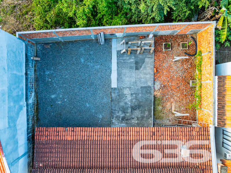  Oportunidade única no bairro Paranaguamirim, em Joinville/SC!

Apresentamos uma encantadora residência térrea que reúne conforto, praticidade e um excelente custo-benefício. Com 92m² de área construída em um terreno plano de 359,20m², esta casa é ideal para quem busca um lar aconchegante e bem estruturado em uma localização em crescimento.

O imóvel é composto por uma ampla sala de estar integrada à cozinha, criando um ambiente funcional e acolhedor, perfeito para momentos em família. A cozinha é completa e equipada com móveis sob medida que ficam no imóvel, garantindo praticidade no dia a dia. 

São dois dormitórios, sendo um deles uma suíte com closet, garantindo conforto e privacidade. Os banheiros possuem ótimo acabamento, box de vidro e revestimentos modernos. A casa ainda oferece área de serviço, área de festas com churrasqueira, garagem coberta, jardim e portão eletrônico. O terreno é todo murado, proporcionando segurança e tranquilidade.

Outro diferencial é que ficam no imóvel os móveis embutidos, móveis de cozinha e os aparelhos de ar-condicionado, agregando ainda mais valor ao investimento.

Localizada em região estratégica, a residência está próxima de escolas, comércios e vias de acesso, o que facilita a rotina da sua família. 

Entre em contato com a 636 Negócios Imobiliários e agende sua visita. Uma grande oportunidade para quem deseja sair do aluguel ou investir em um imóvel com grande potencial de valorização.

Só se constrói uma grande empresa com grandes pessoas. Por isso, conte com a nossa experiência de mais de 30 anos no mercado para garantir uma negociação segura, transparente e eficaz.
 
636 NEGÓCIOS IMOBILIÁRIOS: A SUA MELHOR ESCOLHA
Com mais de 30 anos de experiência, a 636 Negócios Imobiliários é sua parceira ideal para encontrar o imóvel perfeito. Estamos prontos para ajudá-lo a fazer deste imóvel o seu novo lar.
 
Telefone: (47) 3451-0636
WhatsApp: (47) 99190-0636
 
Não perca esta oportunidade única. Visite nosso site para mais informações: i636.com.br