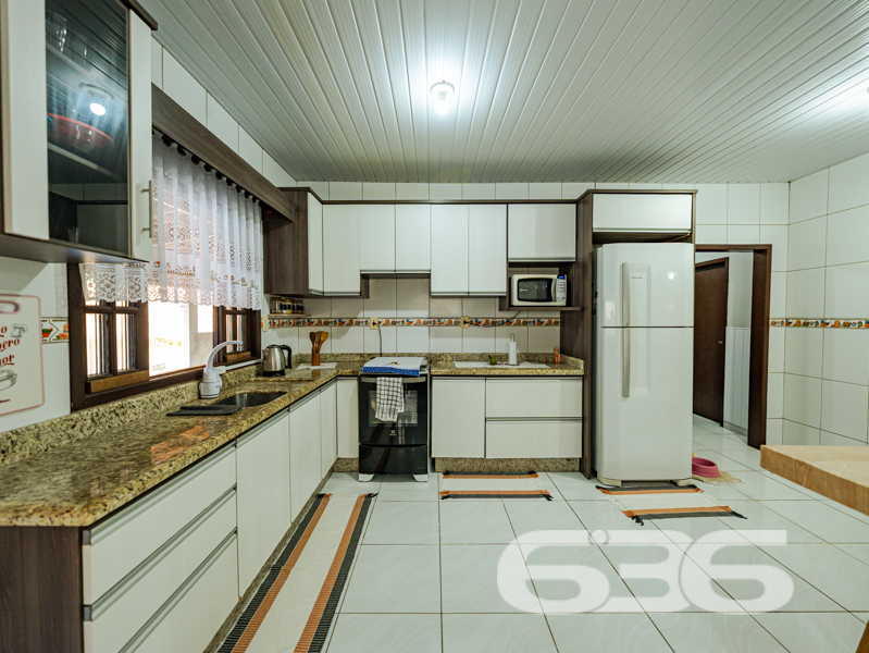  Oportunidade única no bairro Paranaguamirim, em Joinville/SC!

Apresentamos uma encantadora residência térrea que reúne conforto, praticidade e um excelente custo-benefício. Com 92m² de área construída em um terreno plano de 359,20m², esta casa é ideal para quem busca um lar aconchegante e bem estruturado em uma localização em crescimento.

O imóvel é composto por uma ampla sala de estar integrada à cozinha, criando um ambiente funcional e acolhedor, perfeito para momentos em família. A cozinha é completa e equipada com móveis sob medida que ficam no imóvel, garantindo praticidade no dia a dia. 

São dois dormitórios, sendo um deles uma suíte com closet, garantindo conforto e privacidade. Os banheiros possuem ótimo acabamento, box de vidro e revestimentos modernos. A casa ainda oferece área de serviço, área de festas com churrasqueira, garagem coberta, jardim e portão eletrônico. O terreno é todo murado, proporcionando segurança e tranquilidade.

Outro diferencial é que ficam no imóvel os móveis embutidos, móveis de cozinha e os aparelhos de ar-condicionado, agregando ainda mais valor ao investimento.

Localizada em região estratégica, a residência está próxima de escolas, comércios e vias de acesso, o que facilita a rotina da sua família. 

Entre em contato com a 636 Negócios Imobiliários e agende sua visita. Uma grande oportunidade para quem deseja sair do aluguel ou investir em um imóvel com grande potencial de valorização.

Só se constrói uma grande empresa com grandes pessoas. Por isso, conte com a nossa experiência de mais de 30 anos no mercado para garantir uma negociação segura, transparente e eficaz.
 
636 NEGÓCIOS IMOBILIÁRIOS: A SUA MELHOR ESCOLHA
Com mais de 30 anos de experiência, a 636 Negócios Imobiliários é sua parceira ideal para encontrar o imóvel perfeito. Estamos prontos para ajudá-lo a fazer deste imóvel o seu novo lar.
 
Telefone: (47) 3451-0636
WhatsApp: (47) 99190-0636
 
Não perca esta oportunidade única. Visite nosso site para mais informações: i636.com.br