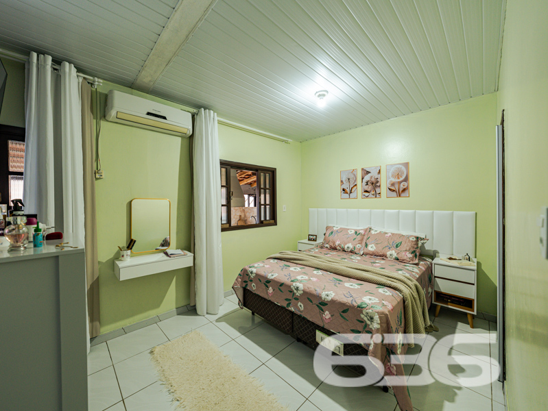  Oportunidade única no bairro Paranaguamirim, em Joinville/SC!

Apresentamos uma encantadora residência térrea que reúne conforto, praticidade e um excelente custo-benefício. Com 92m² de área construída em um terreno plano de 359,20m², esta casa é ideal para quem busca um lar aconchegante e bem estruturado em uma localização em crescimento.

O imóvel é composto por uma ampla sala de estar integrada à cozinha, criando um ambiente funcional e acolhedor, perfeito para momentos em família. A cozinha é completa e equipada com móveis sob medida que ficam no imóvel, garantindo praticidade no dia a dia. 

São dois dormitórios, sendo um deles uma suíte com closet, garantindo conforto e privacidade. Os banheiros possuem ótimo acabamento, box de vidro e revestimentos modernos. A casa ainda oferece área de serviço, área de festas com churrasqueira, garagem coberta, jardim e portão eletrônico. O terreno é todo murado, proporcionando segurança e tranquilidade.

Outro diferencial é que ficam no imóvel os móveis embutidos, móveis de cozinha e os aparelhos de ar-condicionado, agregando ainda mais valor ao investimento.

Localizada em região estratégica, a residência está próxima de escolas, comércios e vias de acesso, o que facilita a rotina da sua família. 

Entre em contato com a 636 Negócios Imobiliários e agende sua visita. Uma grande oportunidade para quem deseja sair do aluguel ou investir em um imóvel com grande potencial de valorização.

Só se constrói uma grande empresa com grandes pessoas. Por isso, conte com a nossa experiência de mais de 30 anos no mercado para garantir uma negociação segura, transparente e eficaz.
 
636 NEGÓCIOS IMOBILIÁRIOS: A SUA MELHOR ESCOLHA
Com mais de 30 anos de experiência, a 636 Negócios Imobiliários é sua parceira ideal para encontrar o imóvel perfeito. Estamos prontos para ajudá-lo a fazer deste imóvel o seu novo lar.
 
Telefone: (47) 3451-0636
WhatsApp: (47) 99190-0636
 
Não perca esta oportunidade única. Visite nosso site para mais informações: i636.com.br