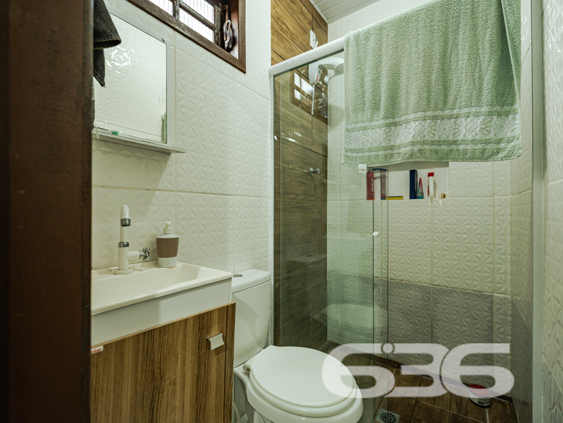  Oportunidade única no bairro Paranaguamirim, em Joinville/SC!

Apresentamos uma encantadora residência térrea que reúne conforto, praticidade e um excelente custo-benefício. Com 92m² de área construída em um terreno plano de 359,20m², esta casa é ideal para quem busca um lar aconchegante e bem estruturado em uma localização em crescimento.

O imóvel é composto por uma ampla sala de estar integrada à cozinha, criando um ambiente funcional e acolhedor, perfeito para momentos em família. A cozinha é completa e equipada com móveis sob medida que ficam no imóvel, garantindo praticidade no dia a dia. 

São dois dormitórios, sendo um deles uma suíte com closet, garantindo conforto e privacidade. Os banheiros possuem ótimo acabamento, box de vidro e revestimentos modernos. A casa ainda oferece área de serviço, área de festas com churrasqueira, garagem coberta, jardim e portão eletrônico. O terreno é todo murado, proporcionando segurança e tranquilidade.

Outro diferencial é que ficam no imóvel os móveis embutidos, móveis de cozinha e os aparelhos de ar-condicionado, agregando ainda mais valor ao investimento.

Localizada em região estratégica, a residência está próxima de escolas, comércios e vias de acesso, o que facilita a rotina da sua família. 

Entre em contato com a 636 Negócios Imobiliários e agende sua visita. Uma grande oportunidade para quem deseja sair do aluguel ou investir em um imóvel com grande potencial de valorização.

Só se constrói uma grande empresa com grandes pessoas. Por isso, conte com a nossa experiência de mais de 30 anos no mercado para garantir uma negociação segura, transparente e eficaz.
 
636 NEGÓCIOS IMOBILIÁRIOS: A SUA MELHOR ESCOLHA
Com mais de 30 anos de experiência, a 636 Negócios Imobiliários é sua parceira ideal para encontrar o imóvel perfeito. Estamos prontos para ajudá-lo a fazer deste imóvel o seu novo lar.
 
Telefone: (47) 3451-0636
WhatsApp: (47) 99190-0636
 
Não perca esta oportunidade única. Visite nosso site para mais informações: i636.com.br