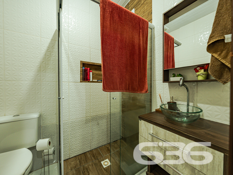  Oportunidade única no bairro Paranaguamirim, em Joinville/SC!

Apresentamos uma encantadora residência térrea que reúne conforto, praticidade e um excelente custo-benefício. Com 92m² de área construída em um terreno plano de 359,20m², esta casa é ideal para quem busca um lar aconchegante e bem estruturado em uma localização em crescimento.

O imóvel é composto por uma ampla sala de estar integrada à cozinha, criando um ambiente funcional e acolhedor, perfeito para momentos em família. A cozinha é completa e equipada com móveis sob medida que ficam no imóvel, garantindo praticidade no dia a dia. 

São dois dormitórios, sendo um deles uma suíte com closet, garantindo conforto e privacidade. Os banheiros possuem ótimo acabamento, box de vidro e revestimentos modernos. A casa ainda oferece área de serviço, área de festas com churrasqueira, garagem coberta, jardim e portão eletrônico. O terreno é todo murado, proporcionando segurança e tranquilidade.

Outro diferencial é que ficam no imóvel os móveis embutidos, móveis de cozinha e os aparelhos de ar-condicionado, agregando ainda mais valor ao investimento.

Localizada em região estratégica, a residência está próxima de escolas, comércios e vias de acesso, o que facilita a rotina da sua família. 

Entre em contato com a 636 Negócios Imobiliários e agende sua visita. Uma grande oportunidade para quem deseja sair do aluguel ou investir em um imóvel com grande potencial de valorização.

Só se constrói uma grande empresa com grandes pessoas. Por isso, conte com a nossa experiência de mais de 30 anos no mercado para garantir uma negociação segura, transparente e eficaz.
 
636 NEGÓCIOS IMOBILIÁRIOS: A SUA MELHOR ESCOLHA
Com mais de 30 anos de experiência, a 636 Negócios Imobiliários é sua parceira ideal para encontrar o imóvel perfeito. Estamos prontos para ajudá-lo a fazer deste imóvel o seu novo lar.
 
Telefone: (47) 3451-0636
WhatsApp: (47) 99190-0636
 
Não perca esta oportunidade única. Visite nosso site para mais informações: i636.com.br