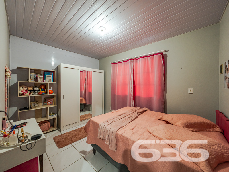  Oportunidade única no bairro Paranaguamirim, em Joinville/SC!

Apresentamos uma encantadora residência térrea que reúne conforto, praticidade e um excelente custo-benefício. Com 92m² de área construída em um terreno plano de 359,20m², esta casa é ideal para quem busca um lar aconchegante e bem estruturado em uma localização em crescimento.

O imóvel é composto por uma ampla sala de estar integrada à cozinha, criando um ambiente funcional e acolhedor, perfeito para momentos em família. A cozinha é completa e equipada com móveis sob medida que ficam no imóvel, garantindo praticidade no dia a dia. 

São dois dormitórios, sendo um deles uma suíte com closet, garantindo conforto e privacidade. Os banheiros possuem ótimo acabamento, box de vidro e revestimentos modernos. A casa ainda oferece área de serviço, área de festas com churrasqueira, garagem coberta, jardim e portão eletrônico. O terreno é todo murado, proporcionando segurança e tranquilidade.

Outro diferencial é que ficam no imóvel os móveis embutidos, móveis de cozinha e os aparelhos de ar-condicionado, agregando ainda mais valor ao investimento.

Localizada em região estratégica, a residência está próxima de escolas, comércios e vias de acesso, o que facilita a rotina da sua família. 

Entre em contato com a 636 Negócios Imobiliários e agende sua visita. Uma grande oportunidade para quem deseja sair do aluguel ou investir em um imóvel com grande potencial de valorização.

Só se constrói uma grande empresa com grandes pessoas. Por isso, conte com a nossa experiência de mais de 30 anos no mercado para garantir uma negociação segura, transparente e eficaz.
 
636 NEGÓCIOS IMOBILIÁRIOS: A SUA MELHOR ESCOLHA
Com mais de 30 anos de experiência, a 636 Negócios Imobiliários é sua parceira ideal para encontrar o imóvel perfeito. Estamos prontos para ajudá-lo a fazer deste imóvel o seu novo lar.
 
Telefone: (47) 3451-0636
WhatsApp: (47) 99190-0636
 
Não perca esta oportunidade única. Visite nosso site para mais informações: i636.com.br