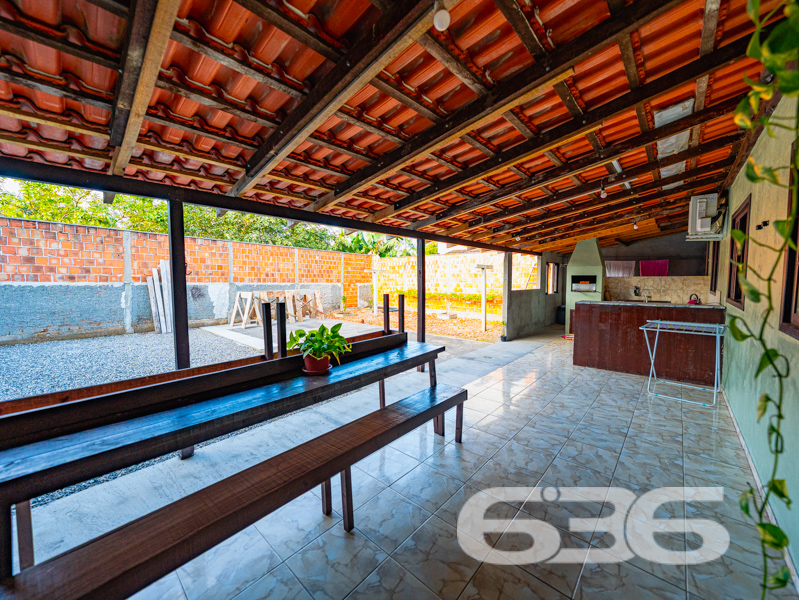  Oportunidade única no bairro Paranaguamirim, em Joinville/SC!

Apresentamos uma encantadora residência térrea que reúne conforto, praticidade e um excelente custo-benefício. Com 92m² de área construída em um terreno plano de 359,20m², esta casa é ideal para quem busca um lar aconchegante e bem estruturado em uma localização em crescimento.

O imóvel é composto por uma ampla sala de estar integrada à cozinha, criando um ambiente funcional e acolhedor, perfeito para momentos em família. A cozinha é completa e equipada com móveis sob medida que ficam no imóvel, garantindo praticidade no dia a dia. 

São dois dormitórios, sendo um deles uma suíte com closet, garantindo conforto e privacidade. Os banheiros possuem ótimo acabamento, box de vidro e revestimentos modernos. A casa ainda oferece área de serviço, área de festas com churrasqueira, garagem coberta, jardim e portão eletrônico. O terreno é todo murado, proporcionando segurança e tranquilidade.

Outro diferencial é que ficam no imóvel os móveis embutidos, móveis de cozinha e os aparelhos de ar-condicionado, agregando ainda mais valor ao investimento.

Localizada em região estratégica, a residência está próxima de escolas, comércios e vias de acesso, o que facilita a rotina da sua família. 

Entre em contato com a 636 Negócios Imobiliários e agende sua visita. Uma grande oportunidade para quem deseja sair do aluguel ou investir em um imóvel com grande potencial de valorização.

Só se constrói uma grande empresa com grandes pessoas. Por isso, conte com a nossa experiência de mais de 30 anos no mercado para garantir uma negociação segura, transparente e eficaz.
 
636 NEGÓCIOS IMOBILIÁRIOS: A SUA MELHOR ESCOLHA
Com mais de 30 anos de experiência, a 636 Negócios Imobiliários é sua parceira ideal para encontrar o imóvel perfeito. Estamos prontos para ajudá-lo a fazer deste imóvel o seu novo lar.
 
Telefone: (47) 3451-0636
WhatsApp: (47) 99190-0636
 
Não perca esta oportunidade única. Visite nosso site para mais informações: i636.com.br
