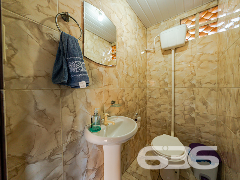  Oportunidade única no bairro Paranaguamirim, em Joinville/SC!

Apresentamos uma encantadora residência térrea que reúne conforto, praticidade e um excelente custo-benefício. Com 92m² de área construída em um terreno plano de 359,20m², esta casa é ideal para quem busca um lar aconchegante e bem estruturado em uma localização em crescimento.

O imóvel é composto por uma ampla sala de estar integrada à cozinha, criando um ambiente funcional e acolhedor, perfeito para momentos em família. A cozinha é completa e equipada com móveis sob medida que ficam no imóvel, garantindo praticidade no dia a dia. 

São dois dormitórios, sendo um deles uma suíte com closet, garantindo conforto e privacidade. Os banheiros possuem ótimo acabamento, box de vidro e revestimentos modernos. A casa ainda oferece área de serviço, área de festas com churrasqueira, garagem coberta, jardim e portão eletrônico. O terreno é todo murado, proporcionando segurança e tranquilidade.

Outro diferencial é que ficam no imóvel os móveis embutidos, móveis de cozinha e os aparelhos de ar-condicionado, agregando ainda mais valor ao investimento.

Localizada em região estratégica, a residência está próxima de escolas, comércios e vias de acesso, o que facilita a rotina da sua família. 

Entre em contato com a 636 Negócios Imobiliários e agende sua visita. Uma grande oportunidade para quem deseja sair do aluguel ou investir em um imóvel com grande potencial de valorização.

Só se constrói uma grande empresa com grandes pessoas. Por isso, conte com a nossa experiência de mais de 30 anos no mercado para garantir uma negociação segura, transparente e eficaz.
 
636 NEGÓCIOS IMOBILIÁRIOS: A SUA MELHOR ESCOLHA
Com mais de 30 anos de experiência, a 636 Negócios Imobiliários é sua parceira ideal para encontrar o imóvel perfeito. Estamos prontos para ajudá-lo a fazer deste imóvel o seu novo lar.
 
Telefone: (47) 3451-0636
WhatsApp: (47) 99190-0636
 
Não perca esta oportunidade única. Visite nosso site para mais informações: i636.com.br