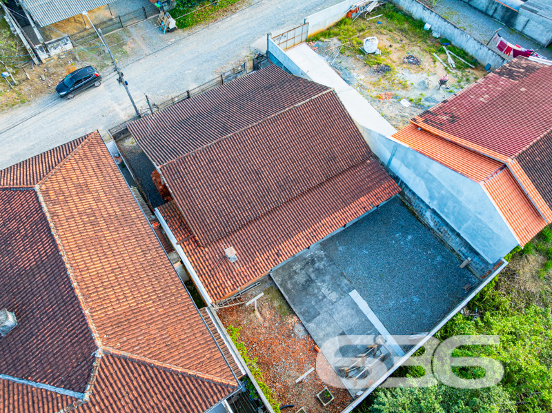  Oportunidade única no bairro Paranaguamirim, em Joinville/SC!

Apresentamos uma encantadora residência térrea que reúne conforto, praticidade e um excelente custo-benefício. Com 92m² de área construída em um terreno plano de 359,20m², esta casa é ideal para quem busca um lar aconchegante e bem estruturado em uma localização em crescimento.

O imóvel é composto por uma ampla sala de estar integrada à cozinha, criando um ambiente funcional e acolhedor, perfeito para momentos em família. A cozinha é completa e equipada com móveis sob medida que ficam no imóvel, garantindo praticidade no dia a dia. 

São dois dormitórios, sendo um deles uma suíte com closet, garantindo conforto e privacidade. Os banheiros possuem ótimo acabamento, box de vidro e revestimentos modernos. A casa ainda oferece área de serviço, área de festas com churrasqueira, garagem coberta, jardim e portão eletrônico. O terreno é todo murado, proporcionando segurança e tranquilidade.

Outro diferencial é que ficam no imóvel os móveis embutidos, móveis de cozinha e os aparelhos de ar-condicionado, agregando ainda mais valor ao investimento.

Localizada em região estratégica, a residência está próxima de escolas, comércios e vias de acesso, o que facilita a rotina da sua família. 

Entre em contato com a 636 Negócios Imobiliários e agende sua visita. Uma grande oportunidade para quem deseja sair do aluguel ou investir em um imóvel com grande potencial de valorização.

Só se constrói uma grande empresa com grandes pessoas. Por isso, conte com a nossa experiência de mais de 30 anos no mercado para garantir uma negociação segura, transparente e eficaz.
 
636 NEGÓCIOS IMOBILIÁRIOS: A SUA MELHOR ESCOLHA
Com mais de 30 anos de experiência, a 636 Negócios Imobiliários é sua parceira ideal para encontrar o imóvel perfeito. Estamos prontos para ajudá-lo a fazer deste imóvel o seu novo lar.
 
Telefone: (47) 3451-0636
WhatsApp: (47) 99190-0636
 
Não perca esta oportunidade única. Visite nosso site para mais informações: i636.com.br