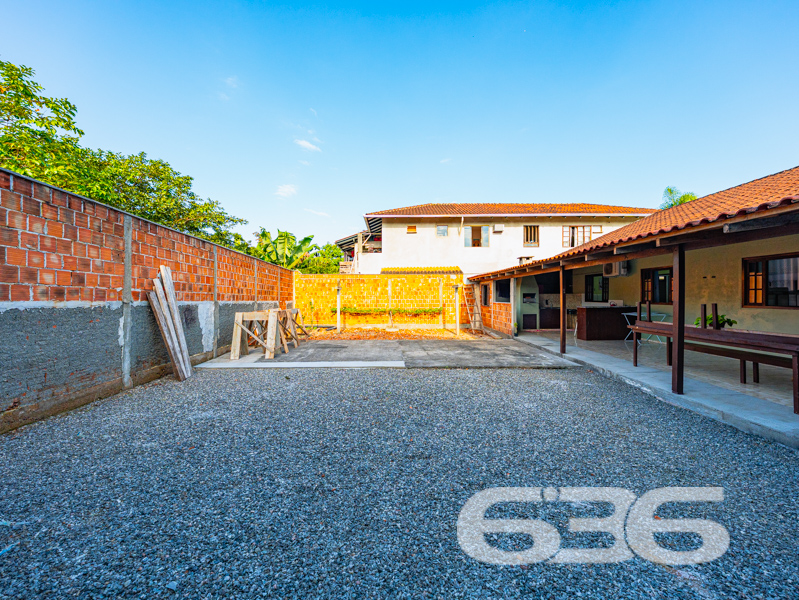  Oportunidade única no bairro Paranaguamirim, em Joinville/SC!

Apresentamos uma encantadora residência térrea que reúne conforto, praticidade e um excelente custo-benefício. Com 92m² de área construída em um terreno plano de 359,20m², esta casa é ideal para quem busca um lar aconchegante e bem estruturado em uma localização em crescimento.

O imóvel é composto por uma ampla sala de estar integrada à cozinha, criando um ambiente funcional e acolhedor, perfeito para momentos em família. A cozinha é completa e equipada com móveis sob medida que ficam no imóvel, garantindo praticidade no dia a dia. 

São dois dormitórios, sendo um deles uma suíte com closet, garantindo conforto e privacidade. Os banheiros possuem ótimo acabamento, box de vidro e revestimentos modernos. A casa ainda oferece área de serviço, área de festas com churrasqueira, garagem coberta, jardim e portão eletrônico. O terreno é todo murado, proporcionando segurança e tranquilidade.

Outro diferencial é que ficam no imóvel os móveis embutidos, móveis de cozinha e os aparelhos de ar-condicionado, agregando ainda mais valor ao investimento.

Localizada em região estratégica, a residência está próxima de escolas, comércios e vias de acesso, o que facilita a rotina da sua família. 

Entre em contato com a 636 Negócios Imobiliários e agende sua visita. Uma grande oportunidade para quem deseja sair do aluguel ou investir em um imóvel com grande potencial de valorização.

Só se constrói uma grande empresa com grandes pessoas. Por isso, conte com a nossa experiência de mais de 30 anos no mercado para garantir uma negociação segura, transparente e eficaz.
 
636 NEGÓCIOS IMOBILIÁRIOS: A SUA MELHOR ESCOLHA
Com mais de 30 anos de experiência, a 636 Negócios Imobiliários é sua parceira ideal para encontrar o imóvel perfeito. Estamos prontos para ajudá-lo a fazer deste imóvel o seu novo lar.
 
Telefone: (47) 3451-0636
WhatsApp: (47) 99190-0636
 
Não perca esta oportunidade única. Visite nosso site para mais informações: i636.com.br