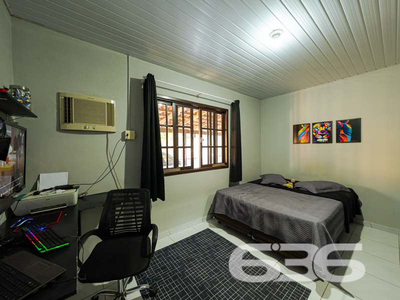  Oportunidade única no bairro Paranaguamirim, em Joinville/SC!

Apresentamos uma encantadora residência térrea que reúne conforto, praticidade e um excelente custo-benefício. Com 92m² de área construída em um terreno plano de 359,20m², esta casa é ideal para quem busca um lar aconchegante e bem estruturado em uma localização em crescimento.

O imóvel é composto por uma ampla sala de estar integrada à cozinha, criando um ambiente funcional e acolhedor, perfeito para momentos em família. A cozinha é completa e equipada com móveis sob medida que ficam no imóvel, garantindo praticidade no dia a dia. 

São dois dormitórios, sendo um deles uma suíte com closet, garantindo conforto e privacidade. Os banheiros possuem ótimo acabamento, box de vidro e revestimentos modernos. A casa ainda oferece área de serviço, área de festas com churrasqueira, garagem coberta, jardim e portão eletrônico. O terreno é todo murado, proporcionando segurança e tranquilidade.

Outro diferencial é que ficam no imóvel os móveis embutidos, móveis de cozinha e os aparelhos de ar-condicionado, agregando ainda mais valor ao investimento.

Localizada em região estratégica, a residência está próxima de escolas, comércios e vias de acesso, o que facilita a rotina da sua família. 

Entre em contato com a 636 Negócios Imobiliários e agende sua visita. Uma grande oportunidade para quem deseja sair do aluguel ou investir em um imóvel com grande potencial de valorização.

Só se constrói uma grande empresa com grandes pessoas. Por isso, conte com a nossa experiência de mais de 30 anos no mercado para garantir uma negociação segura, transparente e eficaz.
 
636 NEGÓCIOS IMOBILIÁRIOS: A SUA MELHOR ESCOLHA
Com mais de 30 anos de experiência, a 636 Negócios Imobiliários é sua parceira ideal para encontrar o imóvel perfeito. Estamos prontos para ajudá-lo a fazer deste imóvel o seu novo lar.
 
Telefone: (47) 3451-0636
WhatsApp: (47) 99190-0636
 
Não perca esta oportunidade única. Visite nosso site para mais informações: i636.com.br