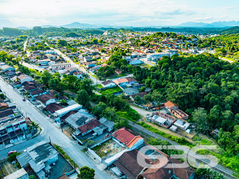  Oportunidade única no bairro Paranaguamirim, em Joinville/SC!

Apresentamos uma encantadora residência térrea que reúne conforto, praticidade e um excelente custo-benefício. Com 92m² de área construída em um terreno plano de 359,20m², esta casa é ideal para quem busca um lar aconchegante e bem estruturado em uma localização em crescimento.

O imóvel é composto por uma ampla sala de estar integrada à cozinha, criando um ambiente funcional e acolhedor, perfeito para momentos em família. A cozinha é completa e equipada com móveis sob medida que ficam no imóvel, garantindo praticidade no dia a dia. 

São dois dormitórios, sendo um deles uma suíte com closet, garantindo conforto e privacidade. Os banheiros possuem ótimo acabamento, box de vidro e revestimentos modernos. A casa ainda oferece área de serviço, área de festas com churrasqueira, garagem coberta, jardim e portão eletrônico. O terreno é todo murado, proporcionando segurança e tranquilidade.

Outro diferencial é que ficam no imóvel os móveis embutidos, móveis de cozinha e os aparelhos de ar-condicionado, agregando ainda mais valor ao investimento.

Localizada em região estratégica, a residência está próxima de escolas, comércios e vias de acesso, o que facilita a rotina da sua família. 

Entre em contato com a 636 Negócios Imobiliários e agende sua visita. Uma grande oportunidade para quem deseja sair do aluguel ou investir em um imóvel com grande potencial de valorização.

Só se constrói uma grande empresa com grandes pessoas. Por isso, conte com a nossa experiência de mais de 30 anos no mercado para garantir uma negociação segura, transparente e eficaz.
 
636 NEGÓCIOS IMOBILIÁRIOS: A SUA MELHOR ESCOLHA
Com mais de 30 anos de experiência, a 636 Negócios Imobiliários é sua parceira ideal para encontrar o imóvel perfeito. Estamos prontos para ajudá-lo a fazer deste imóvel o seu novo lar.
 
Telefone: (47) 3451-0636
WhatsApp: (47) 99190-0636
 
Não perca esta oportunidade única. Visite nosso site para mais informações: i636.com.br