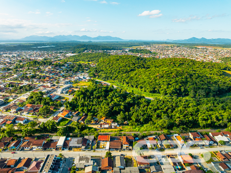  Oportunidade única no bairro Paranaguamirim, em Joinville/SC!

Apresentamos uma encantadora residência térrea que reúne conforto, praticidade e um excelente custo-benefício. Com 92m² de área construída em um terreno plano de 359,20m², esta casa é ideal para quem busca um lar aconchegante e bem estruturado em uma localização em crescimento.

O imóvel é composto por uma ampla sala de estar integrada à cozinha, criando um ambiente funcional e acolhedor, perfeito para momentos em família. A cozinha é completa e equipada com móveis sob medida que ficam no imóvel, garantindo praticidade no dia a dia. 

São dois dormitórios, sendo um deles uma suíte com closet, garantindo conforto e privacidade. Os banheiros possuem ótimo acabamento, box de vidro e revestimentos modernos. A casa ainda oferece área de serviço, área de festas com churrasqueira, garagem coberta, jardim e portão eletrônico. O terreno é todo murado, proporcionando segurança e tranquilidade.

Outro diferencial é que ficam no imóvel os móveis embutidos, móveis de cozinha e os aparelhos de ar-condicionado, agregando ainda mais valor ao investimento.

Localizada em região estratégica, a residência está próxima de escolas, comércios e vias de acesso, o que facilita a rotina da sua família. 

Entre em contato com a 636 Negócios Imobiliários e agende sua visita. Uma grande oportunidade para quem deseja sair do aluguel ou investir em um imóvel com grande potencial de valorização.

Só se constrói uma grande empresa com grandes pessoas. Por isso, conte com a nossa experiência de mais de 30 anos no mercado para garantir uma negociação segura, transparente e eficaz.
 
636 NEGÓCIOS IMOBILIÁRIOS: A SUA MELHOR ESCOLHA
Com mais de 30 anos de experiência, a 636 Negócios Imobiliários é sua parceira ideal para encontrar o imóvel perfeito. Estamos prontos para ajudá-lo a fazer deste imóvel o seu novo lar.
 
Telefone: (47) 3451-0636
WhatsApp: (47) 99190-0636
 
Não perca esta oportunidade única. Visite nosso site para mais informações: i636.com.br